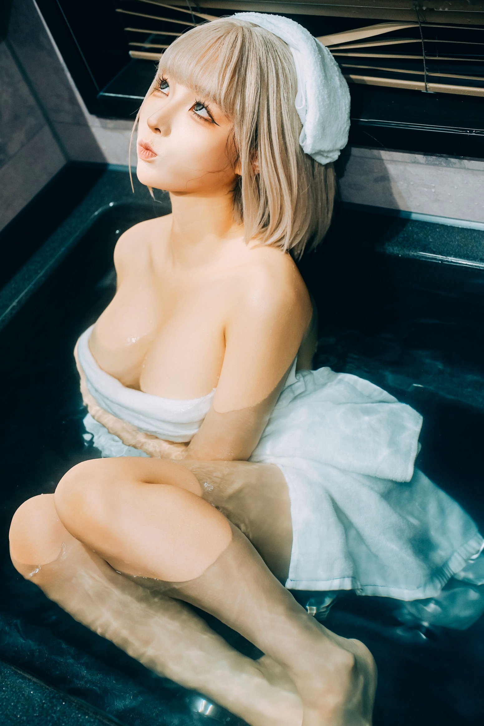 《蠢沫沫-秋寻下》浴室湿身私房性感诱惑写真