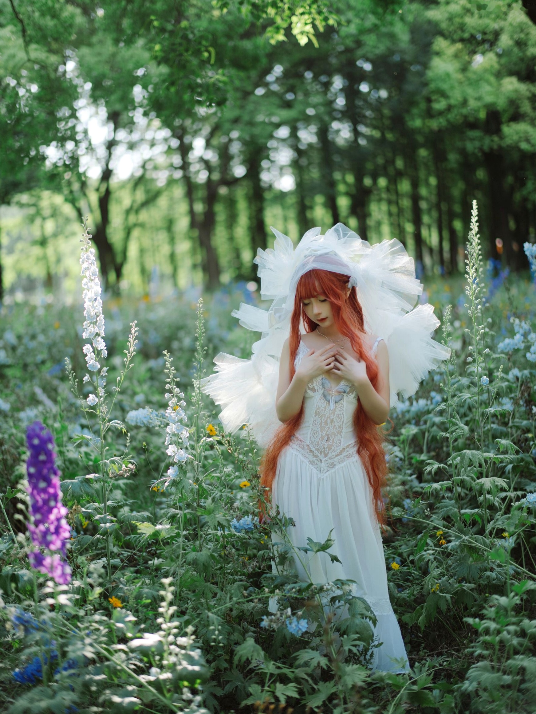 蠢沫沫-花丛婚纱 户外唯美仙女写真 纯欲白色婚纱角色扮演