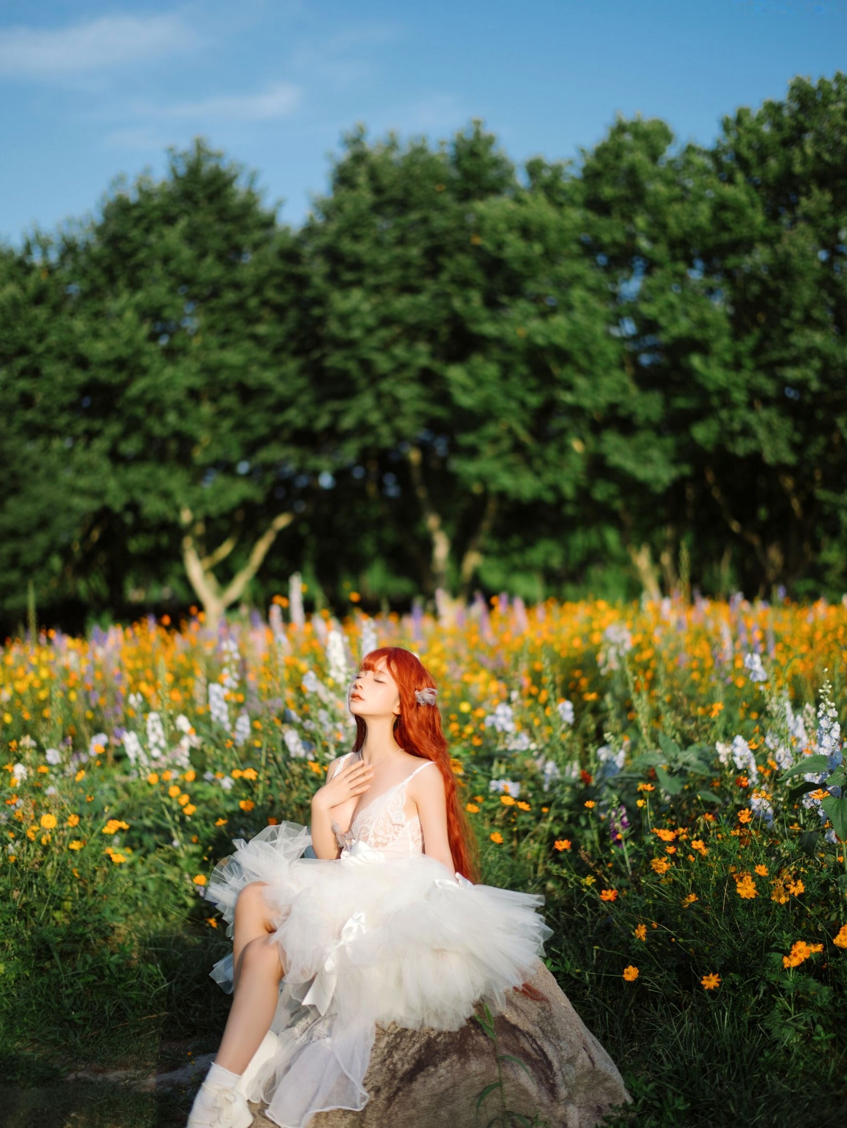 蠢沫沫-花丛婚纱 户外唯美仙女写真 纯欲白色婚纱角色扮演