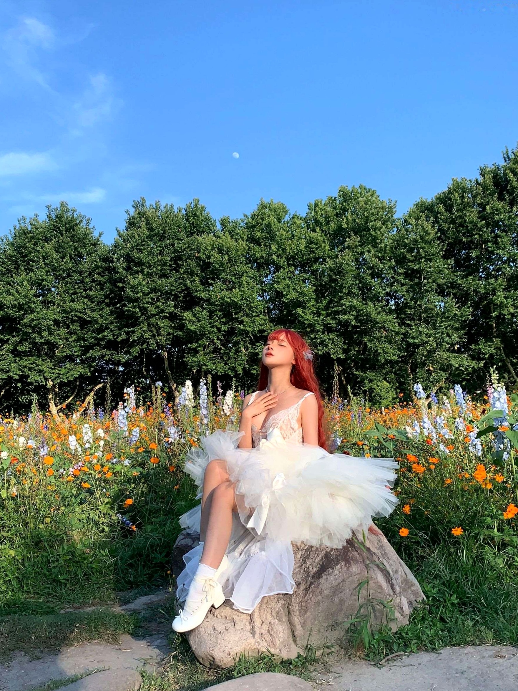蠢沫沫-花丛婚纱 户外唯美仙女写真 纯欲白色婚纱角色扮演