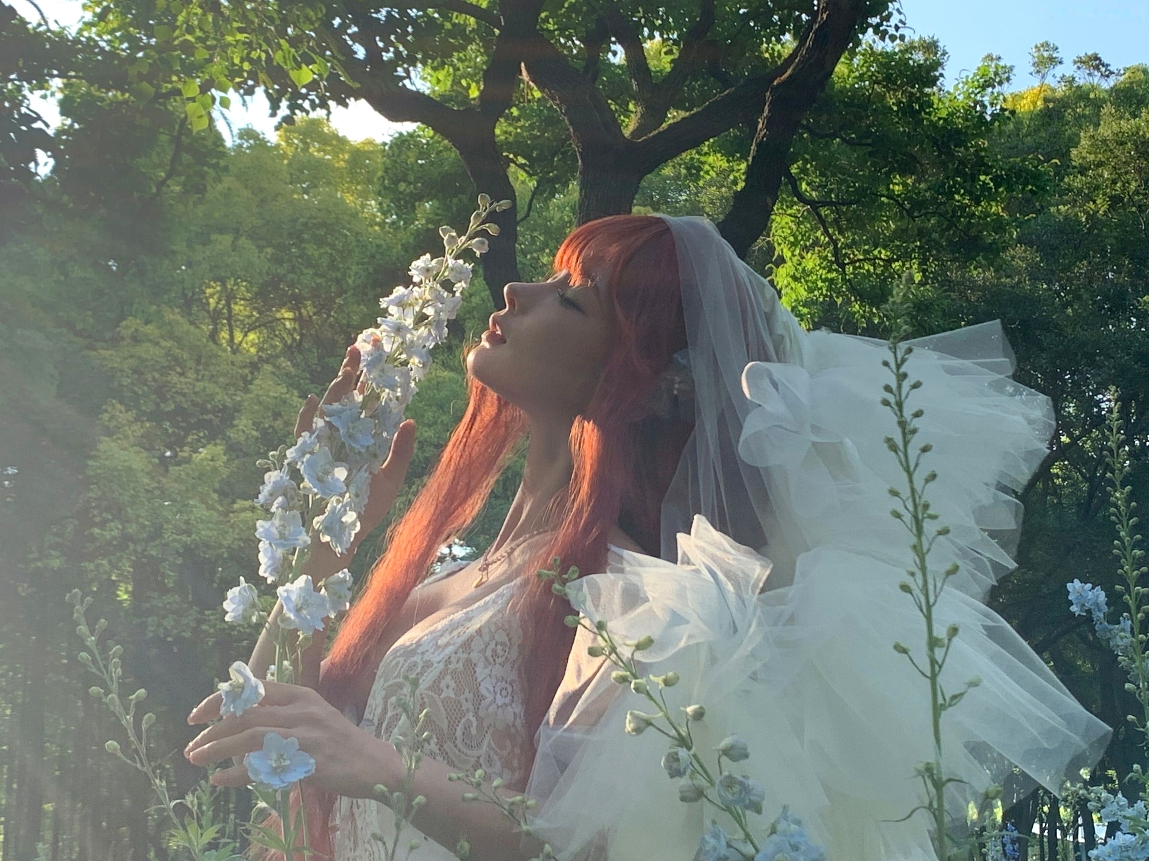 蠢沫沫-花丛婚纱 户外唯美仙女写真 纯欲白色婚纱角色扮演
