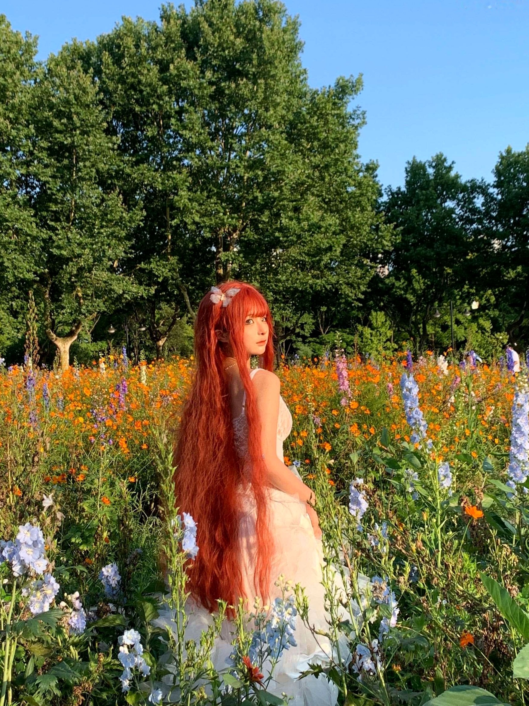 蠢沫沫-花丛婚纱 户外唯美仙女写真 纯欲白色婚纱角色扮演