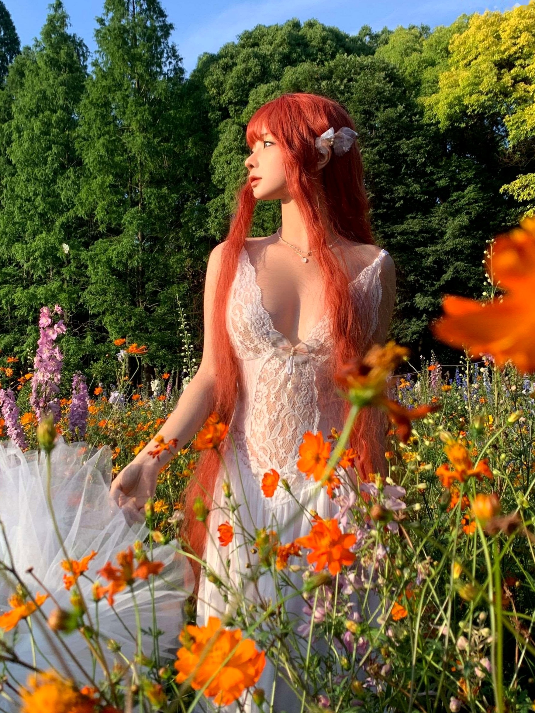 蠢沫沫-花丛婚纱 户外唯美仙女写真 纯欲白色婚纱角色扮演