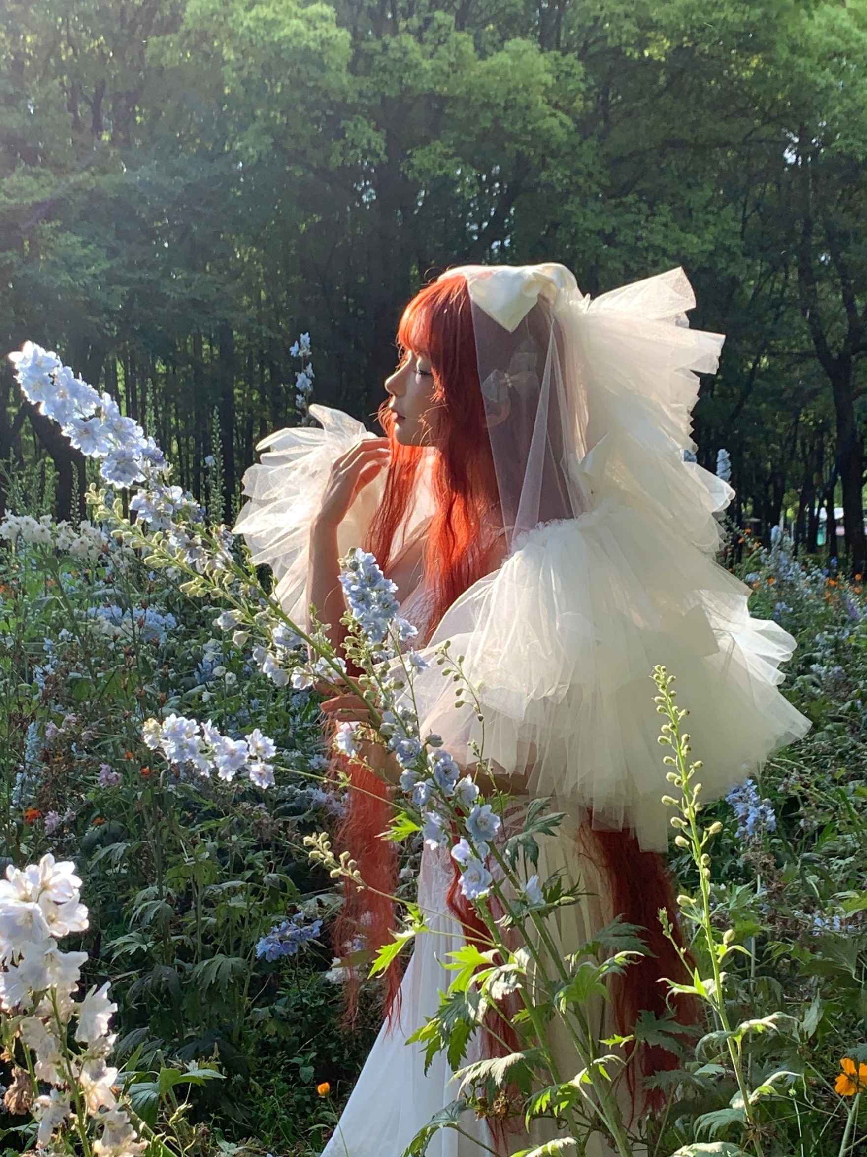蠢沫沫-花丛婚纱 户外唯美仙女写真 纯欲白色婚纱角色扮演