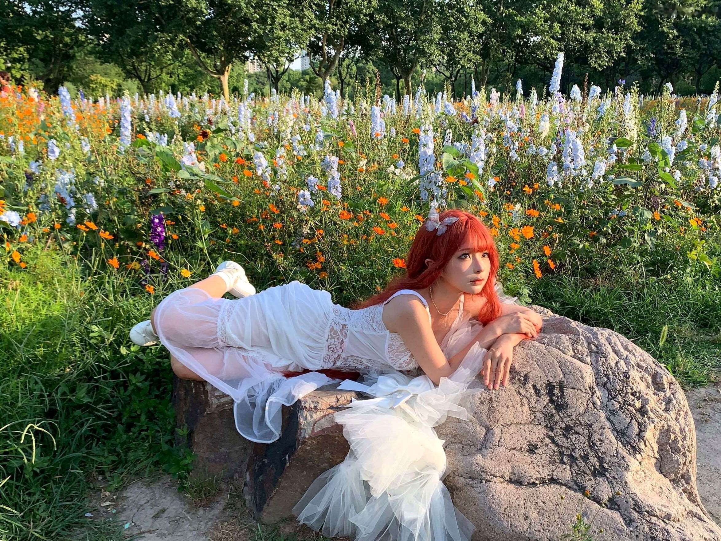 蠢沫沫-花丛婚纱 户外唯美仙女写真 纯欲白色婚纱角色扮演