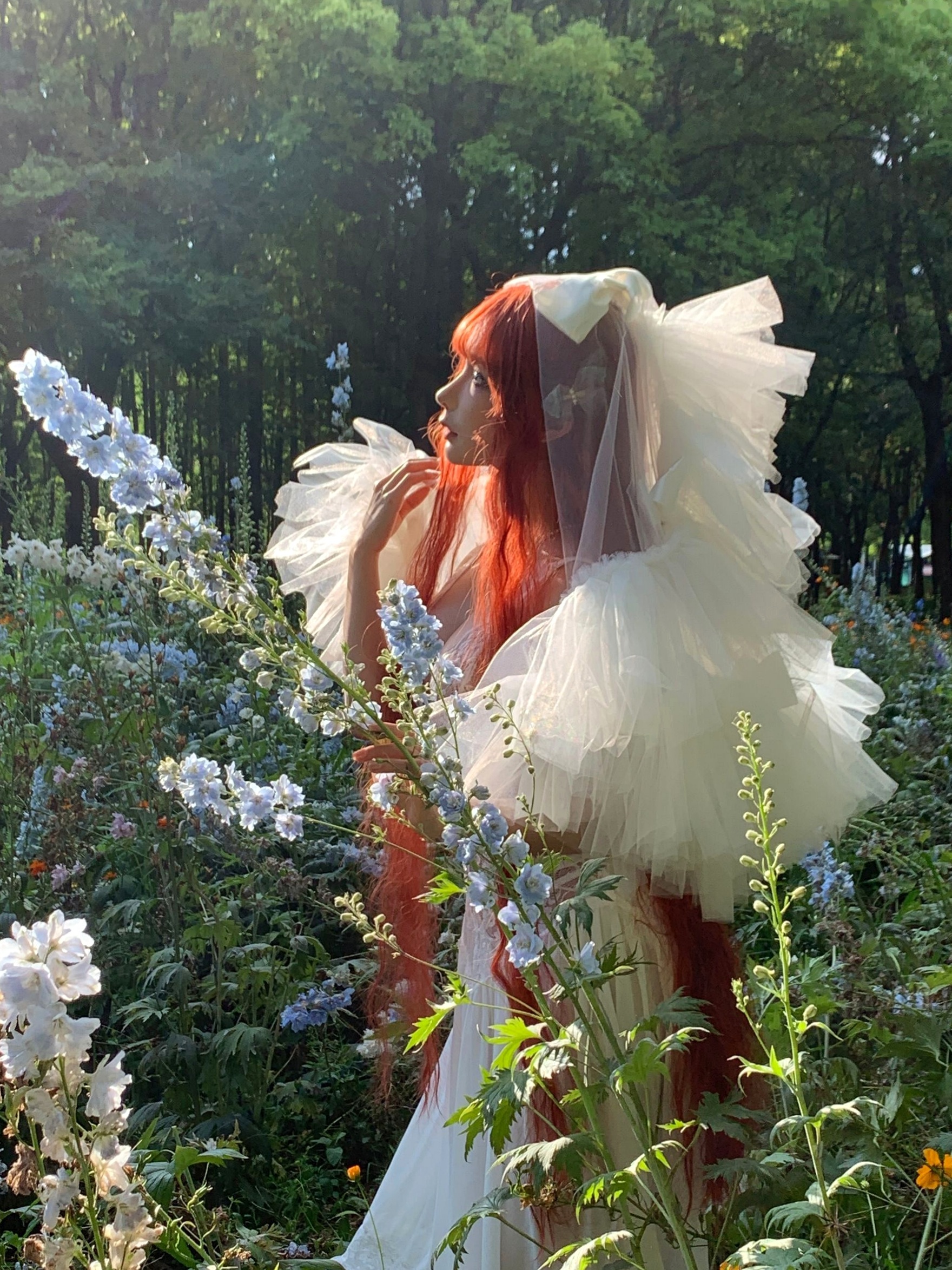 蠢沫沫-花丛婚纱 户外唯美仙女写真 纯欲白色婚纱角色扮演