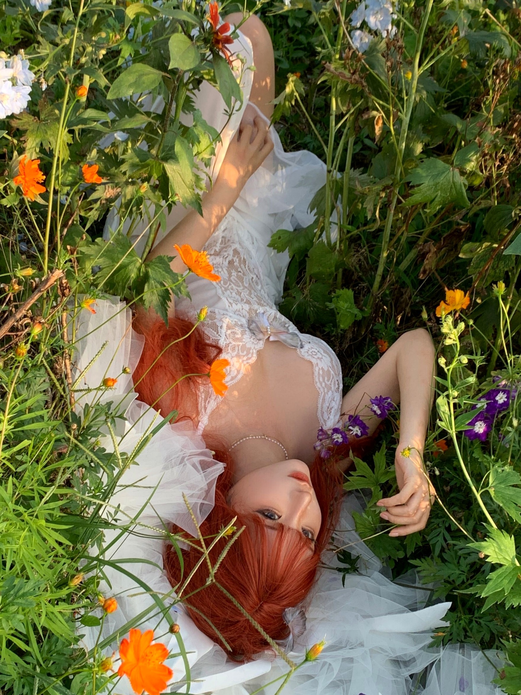 蠢沫沫-花丛婚纱 户外唯美仙女写真 纯欲白色婚纱角色扮演