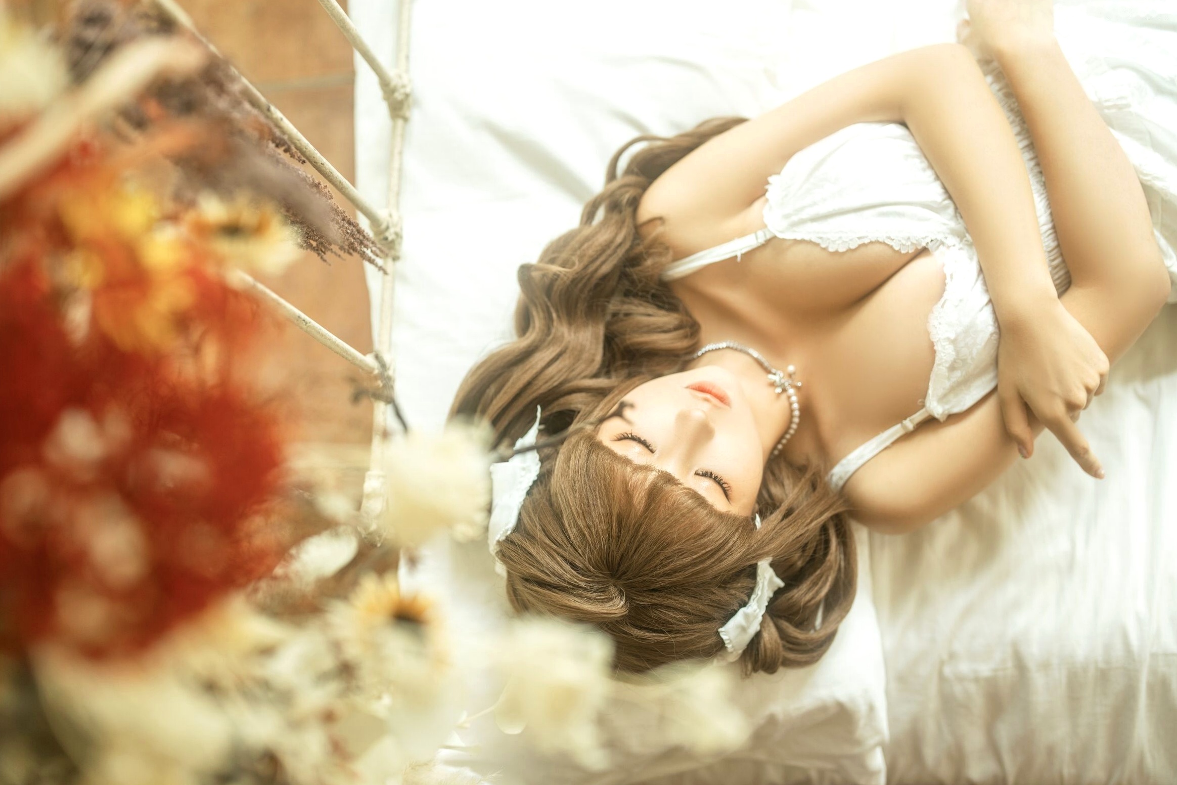 蠢沫沫-花床 纯白私房吊带裙清纯治愈写真