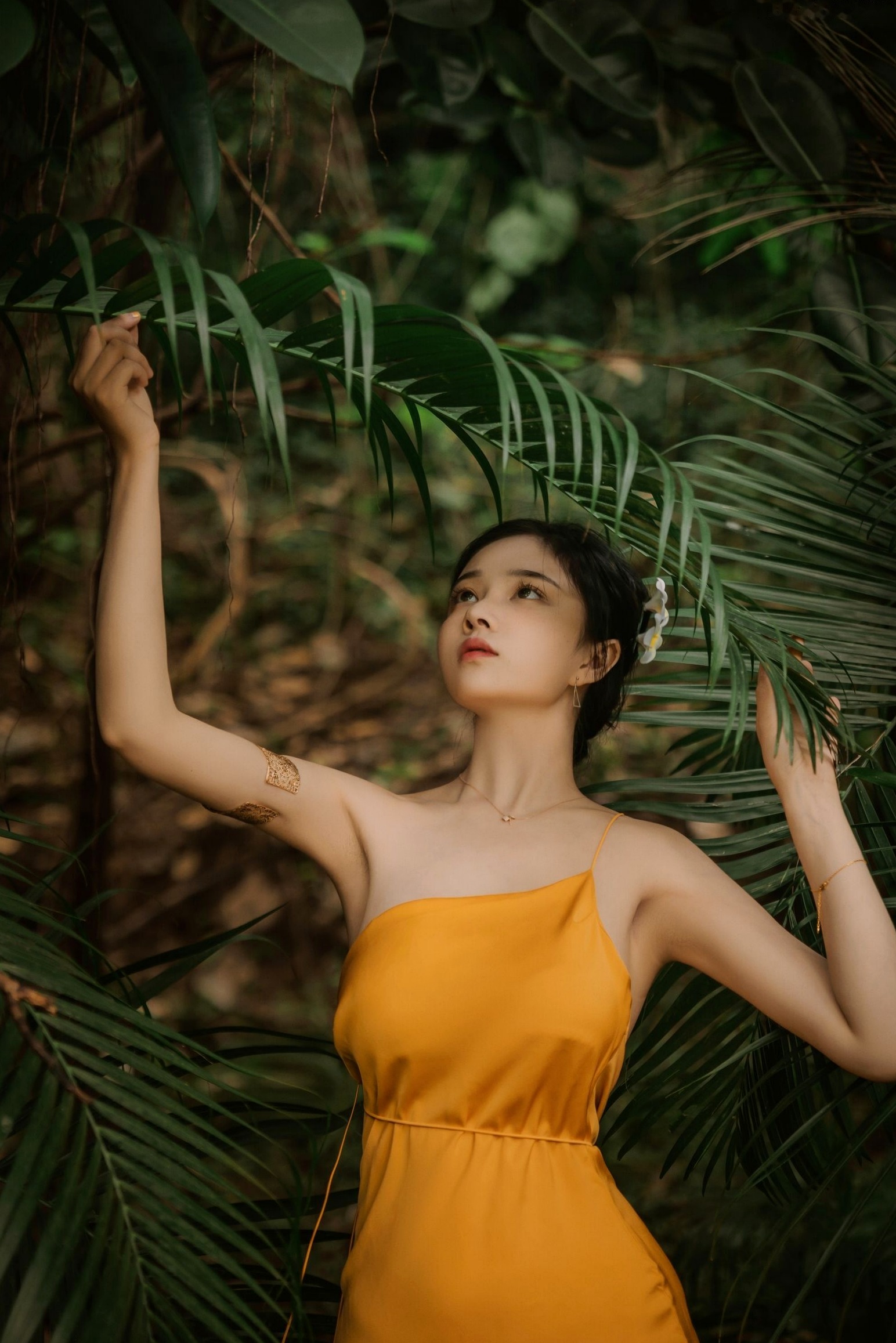 年年-蒹葭 黄色缎面吊带长裙优雅室内私房写真