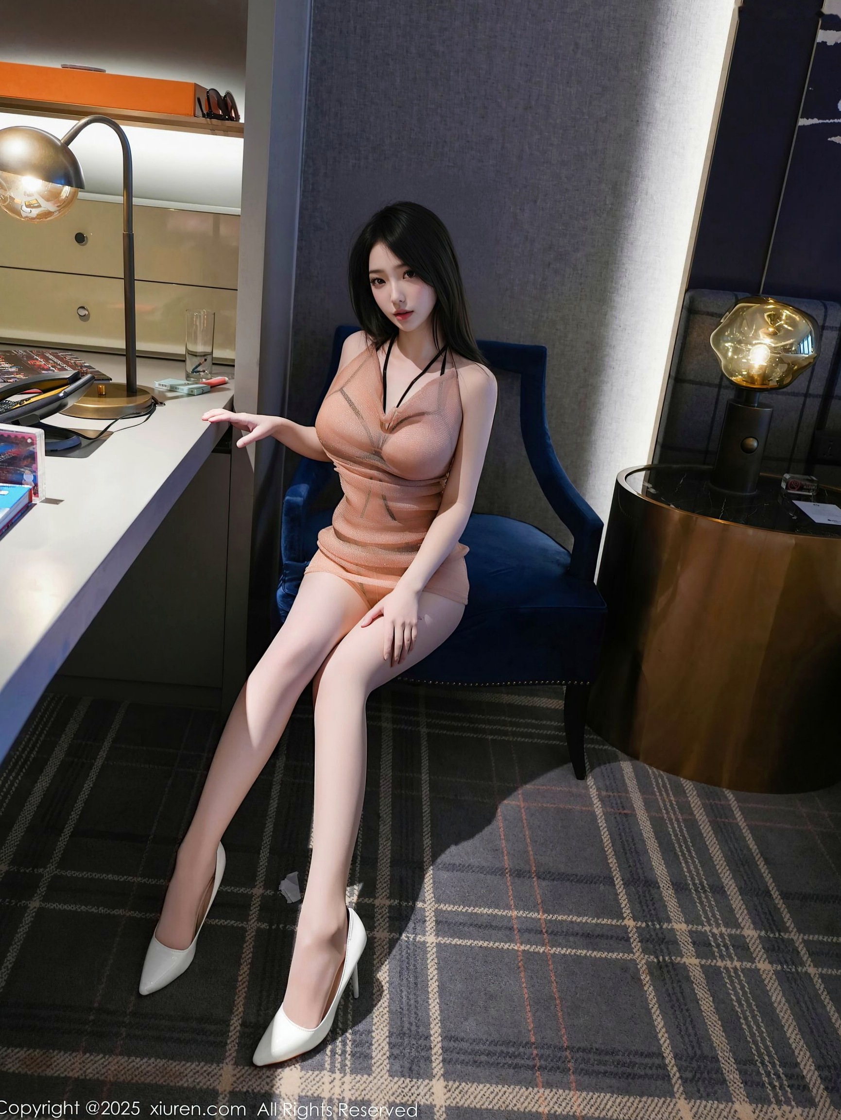 秀人网 烧烧小桃 室内私房性感写真 淡桔色轻透短裙美臀肉丝诱惑
