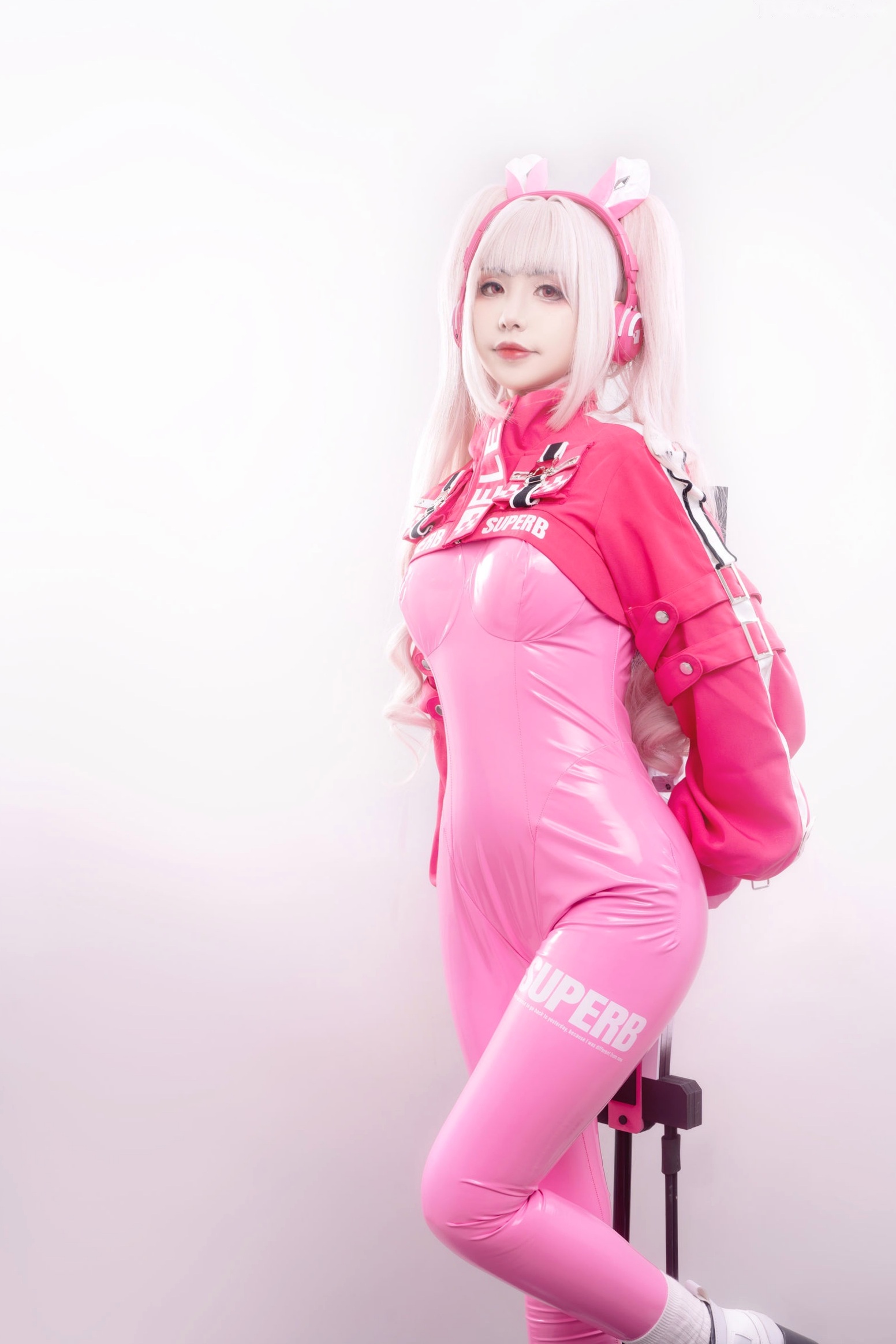 爆机少女喵小吉-NIKKE胜利女神爱丽丝COS写真 粉色紧身皮衣萌系性感美图