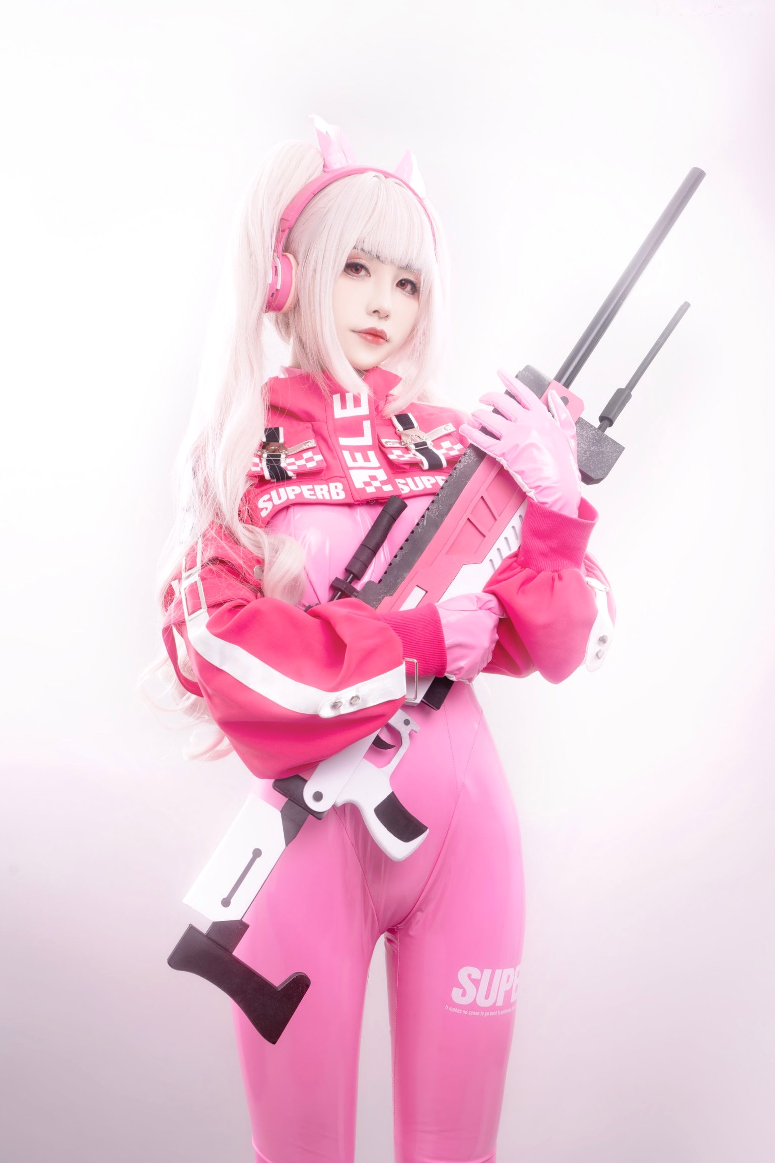 爆机少女喵小吉-NIKKE胜利女神爱丽丝COS写真 粉色紧身皮衣萌系性感美图