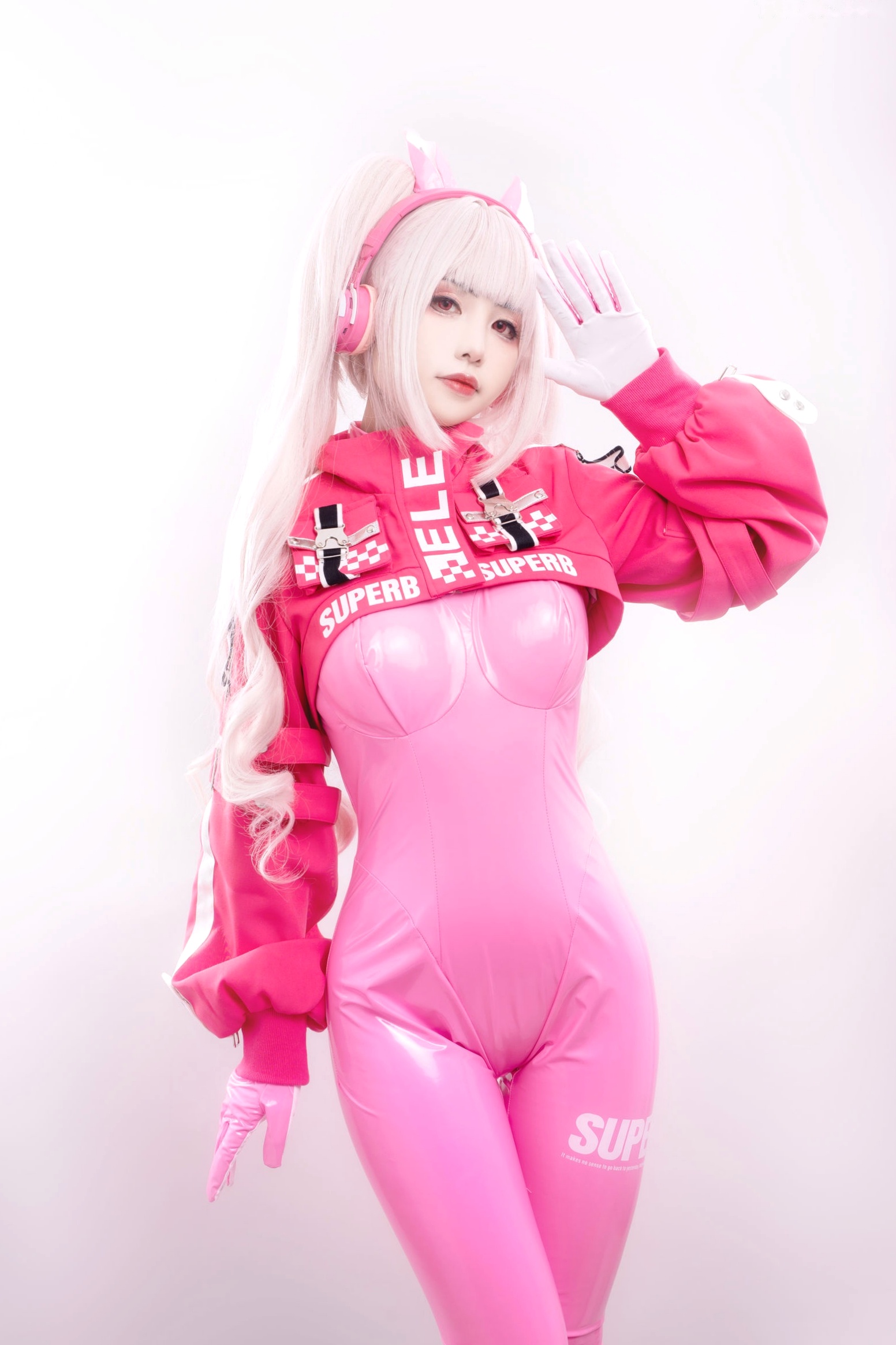 爆机少女喵小吉-NIKKE胜利女神爱丽丝COS写真 粉色紧身皮衣萌系性感美图