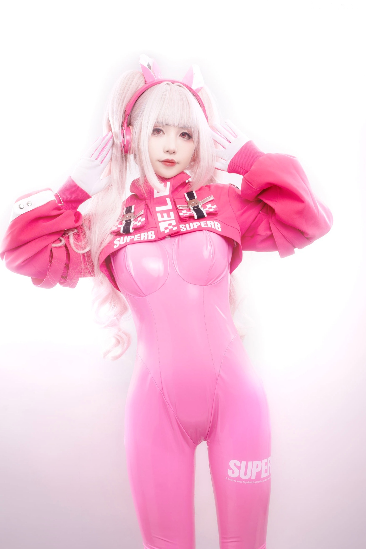 爆机少女喵小吉-NIKKE胜利女神爱丽丝COS写真 粉色紧身皮衣萌系性感美图