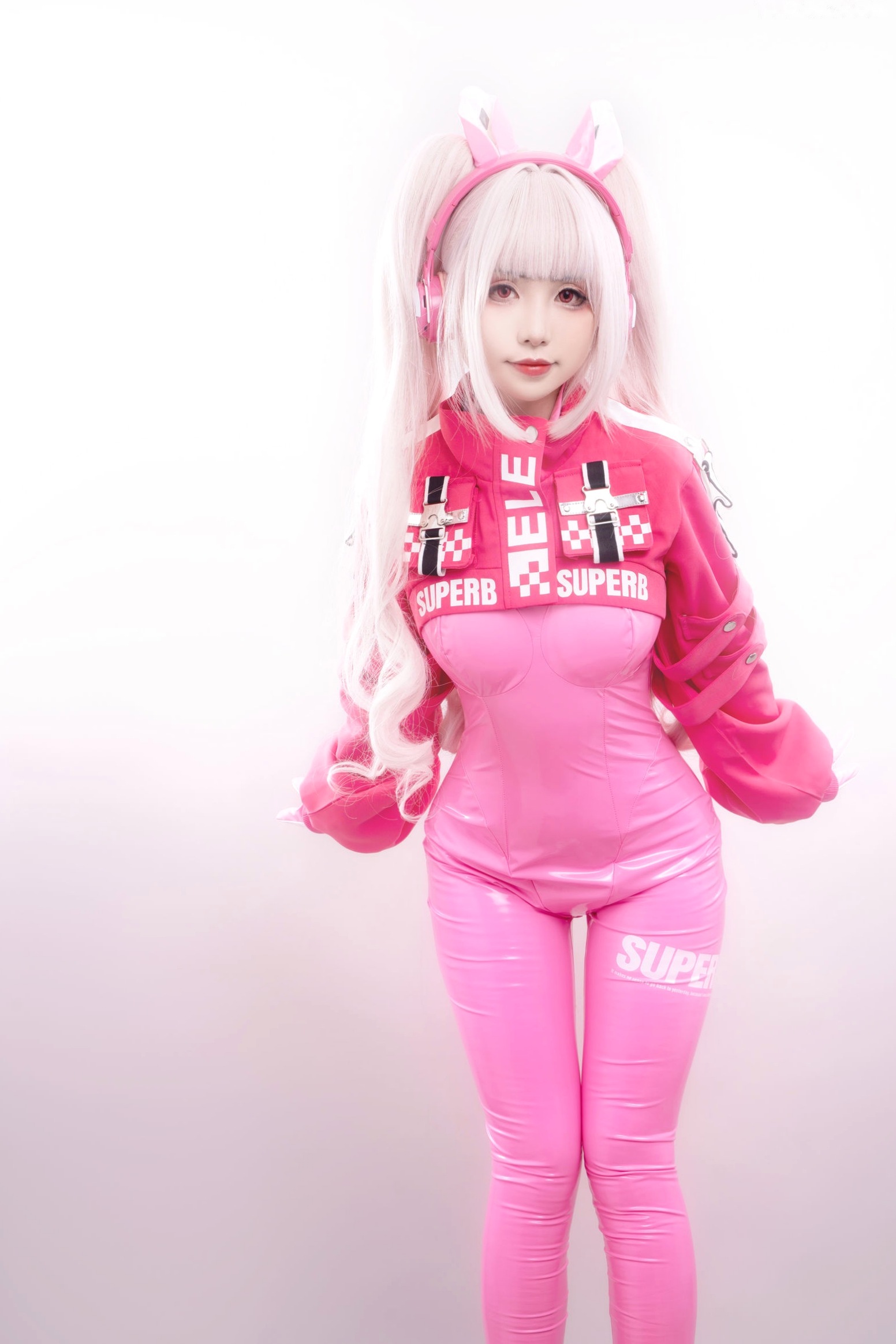 爆机少女喵小吉-NIKKE胜利女神爱丽丝COS写真 粉色紧身皮衣萌系性感美图