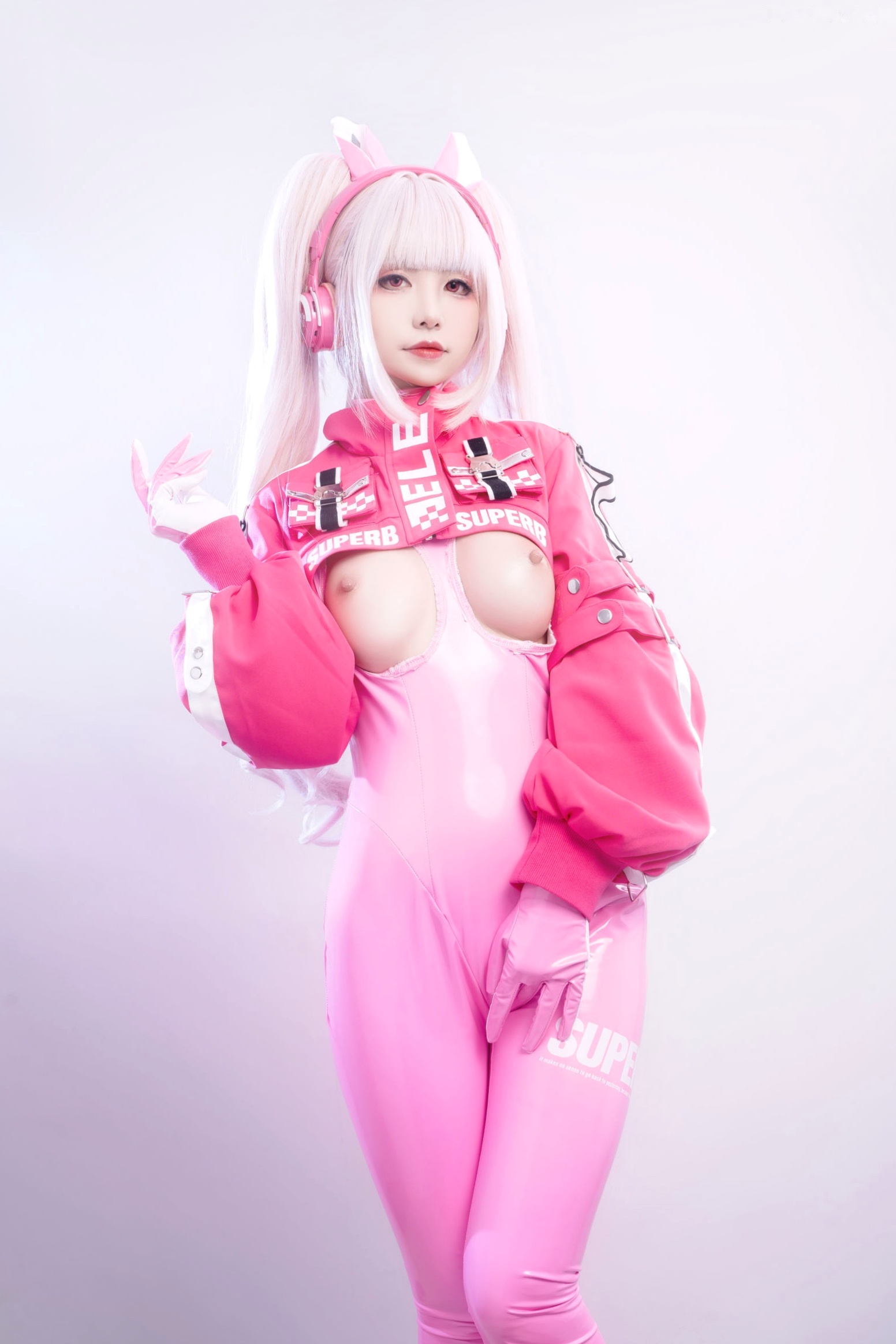 爆机少女喵小吉-NIKKE胜利女神爱丽丝COS写真 粉色紧身皮衣萌系性感美图