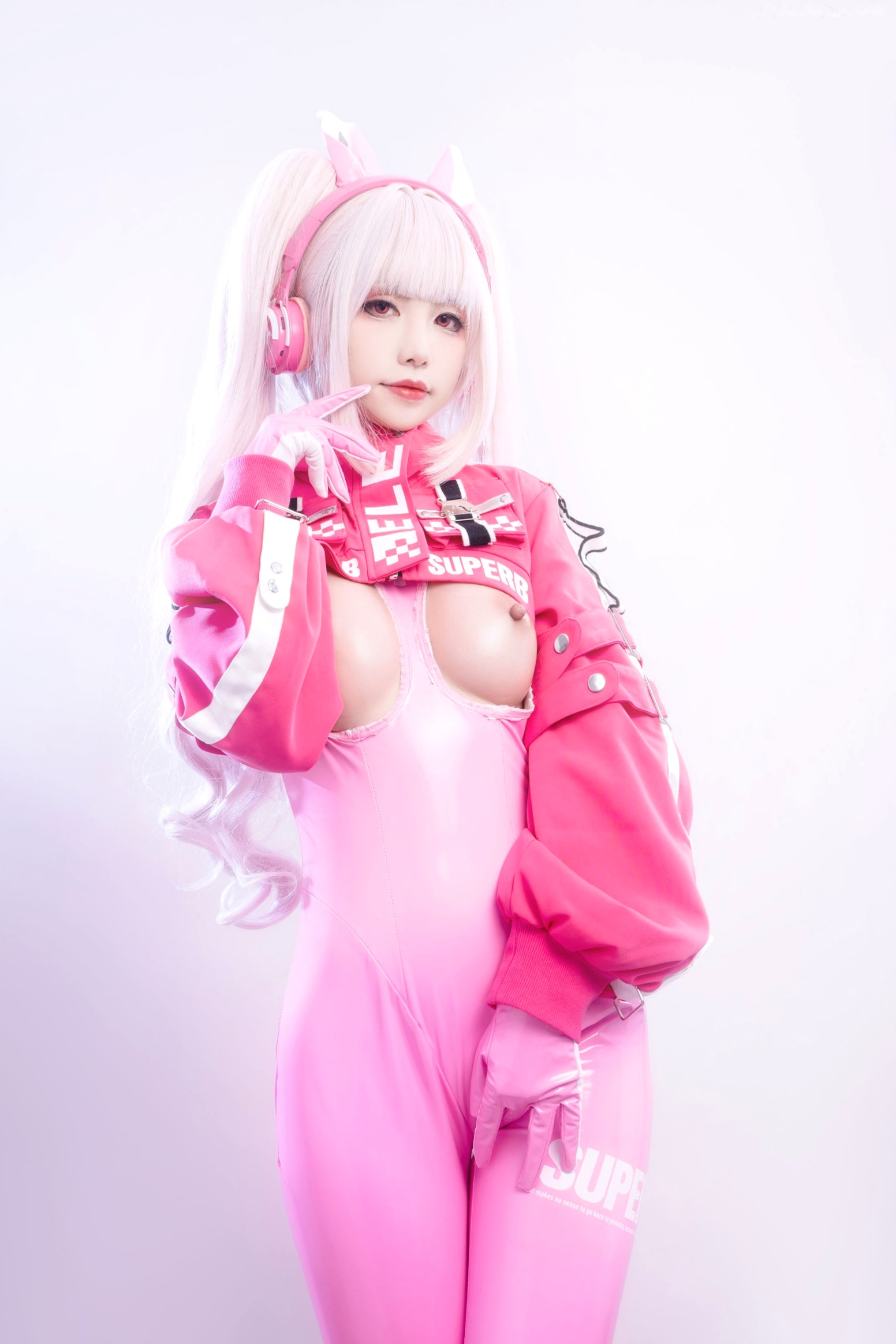 爆机少女喵小吉-NIKKE胜利女神爱丽丝COS写真 粉色紧身皮衣萌系性感美图