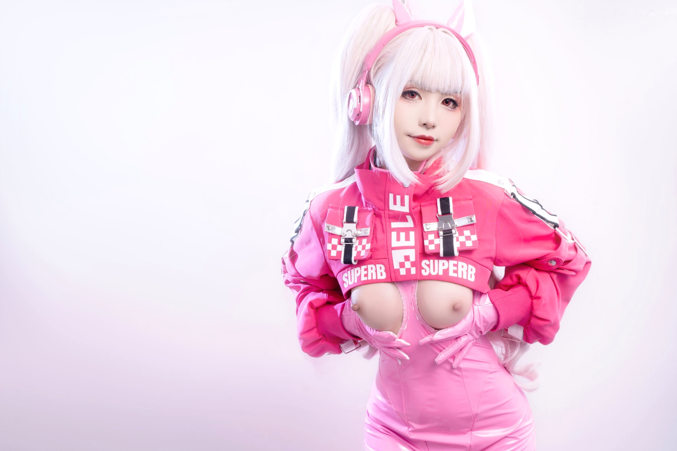 爆机少女喵小吉-NIKKE胜利女神爱丽丝COS写真 粉色紧身皮衣萌系性感美图