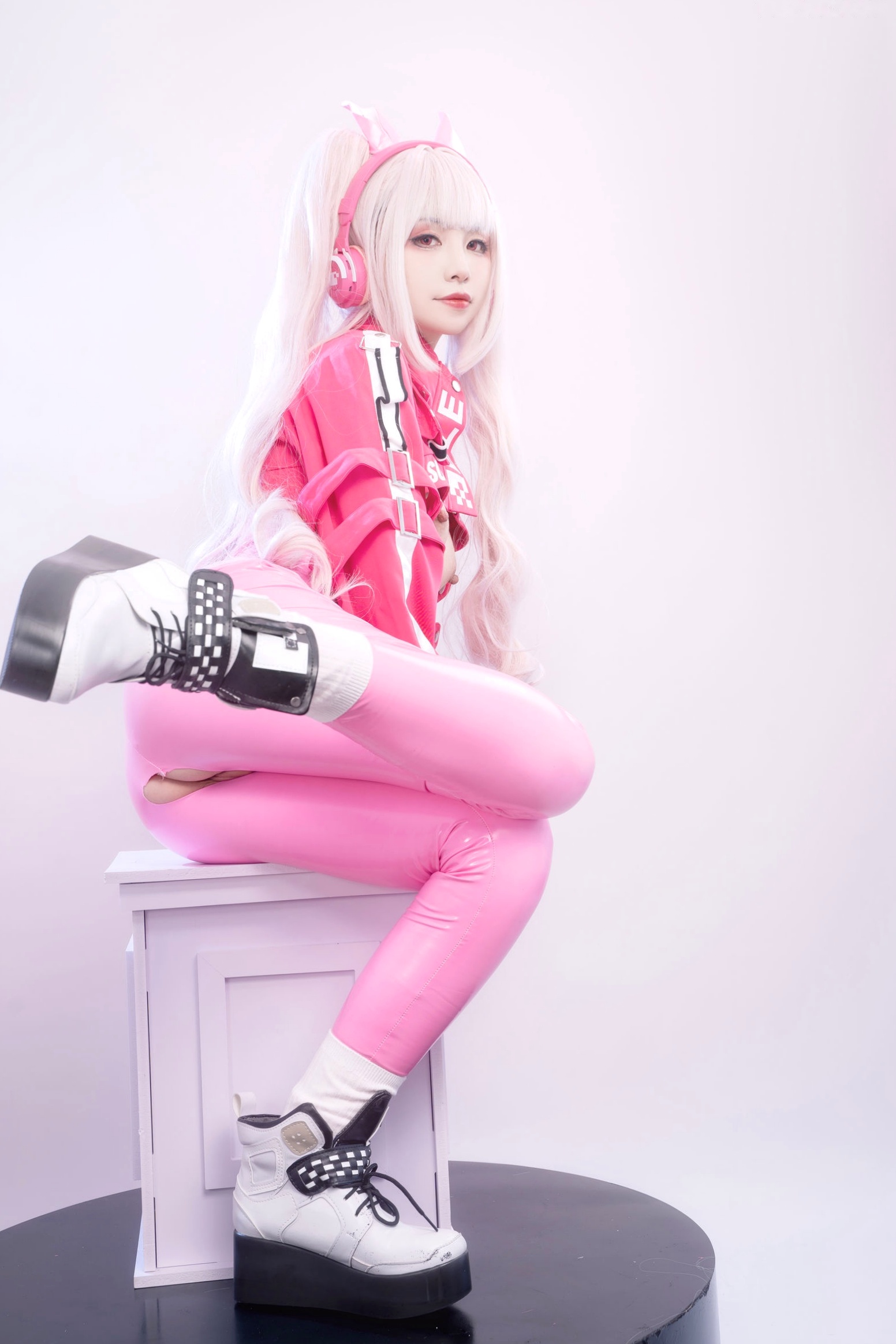 爆机少女喵小吉-NIKKE胜利女神爱丽丝COS写真 粉色紧身皮衣萌系性感美图