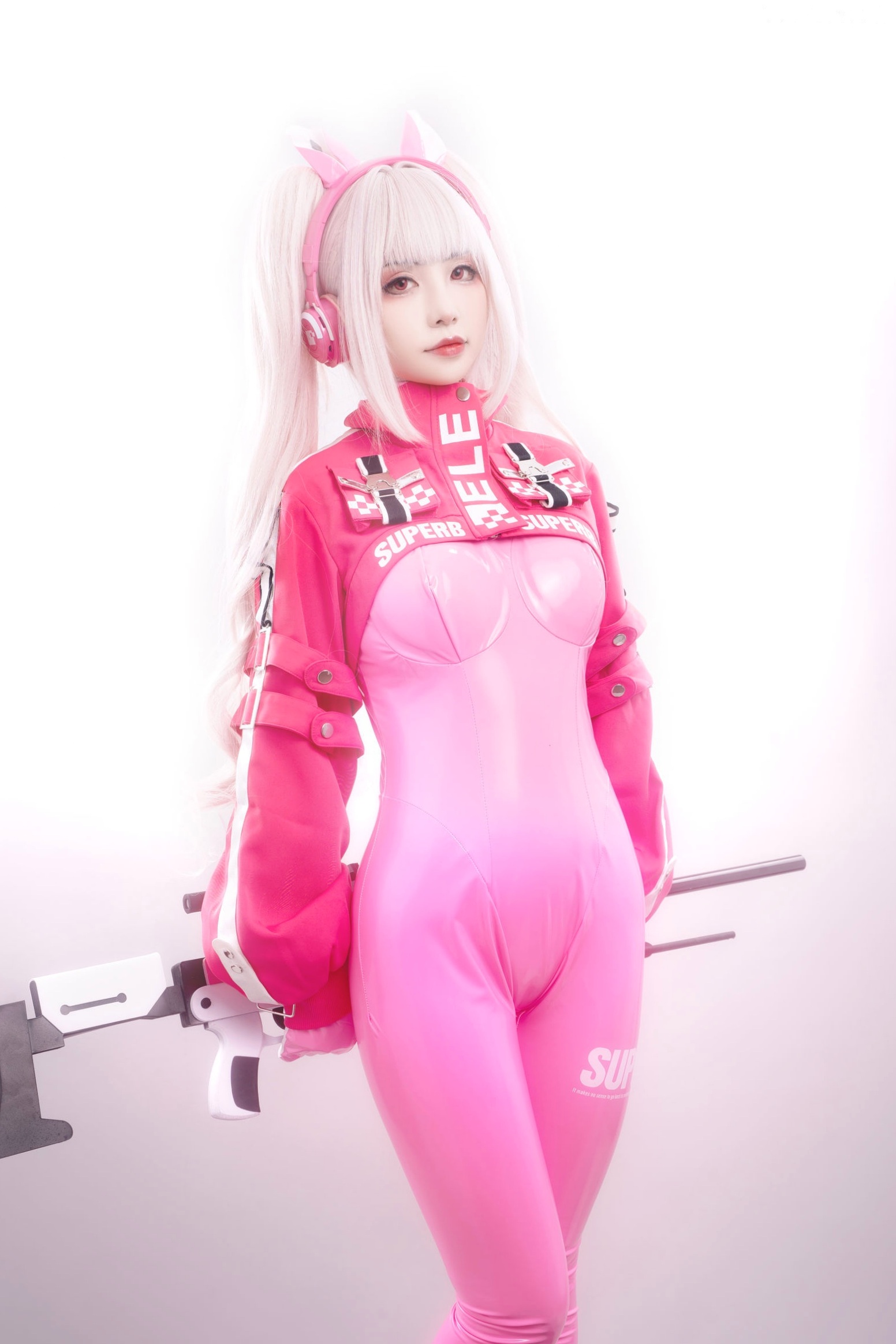 爆机少女喵小吉-NIKKE胜利女神爱丽丝COS写真 粉色紧身皮衣萌系性感美图