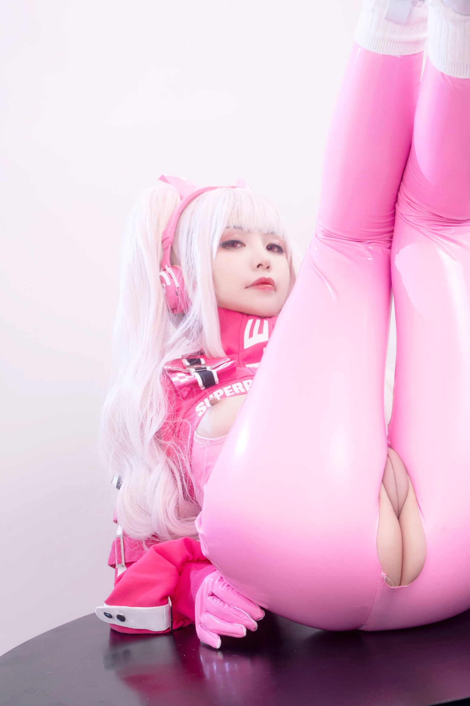 爆机少女喵小吉-NIKKE胜利女神爱丽丝COS写真 粉色紧身皮衣萌系性感美图