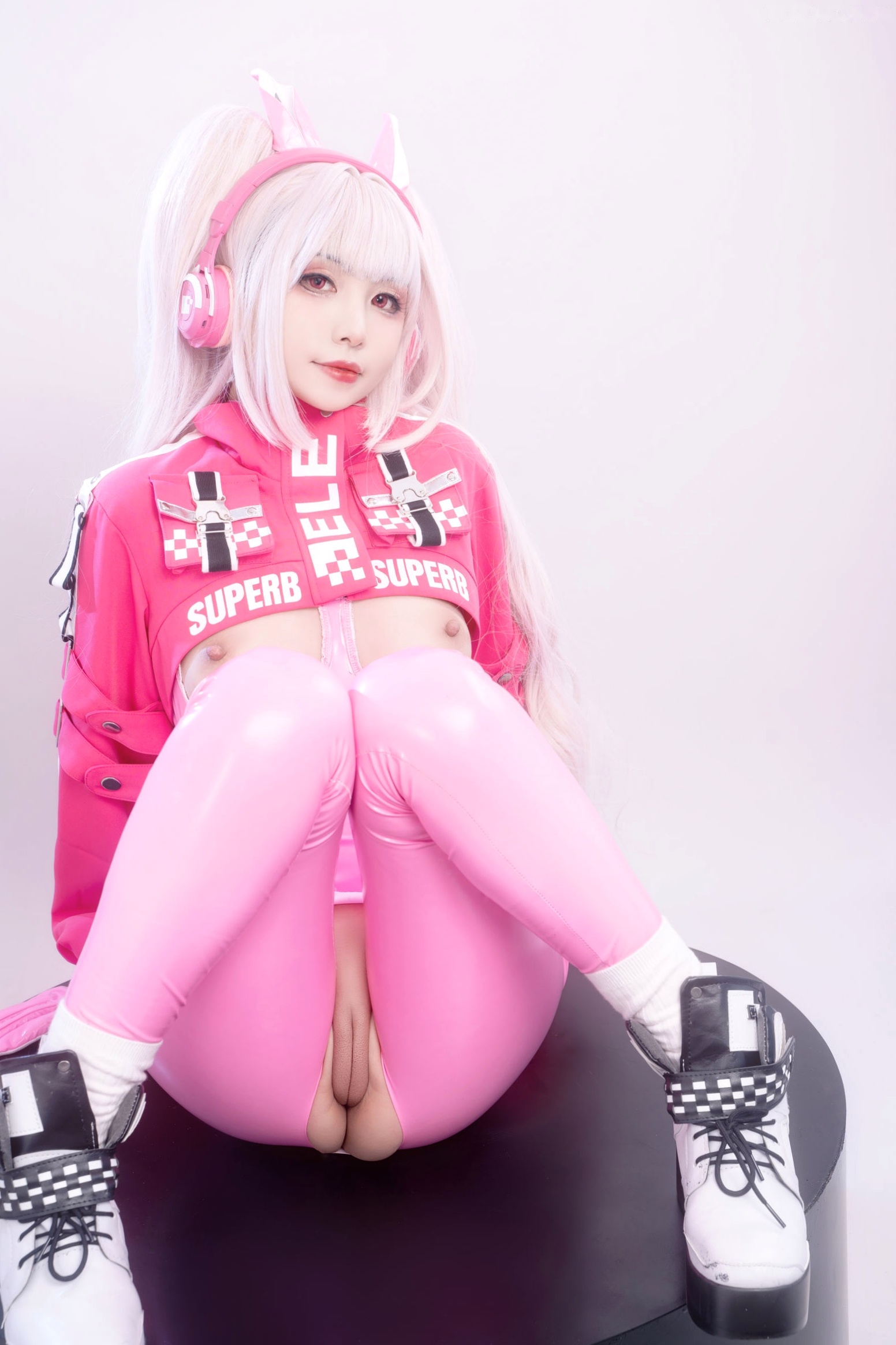 爆机少女喵小吉-NIKKE胜利女神爱丽丝COS写真 粉色紧身皮衣萌系性感美图