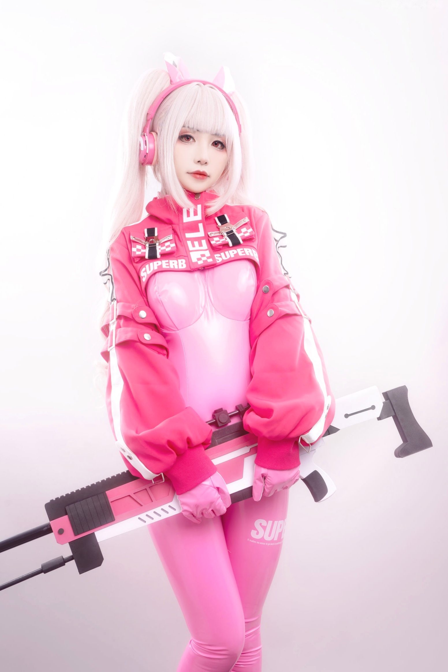 爆机少女喵小吉-NIKKE胜利女神爱丽丝COS写真 粉色紧身皮衣萌系性感美图