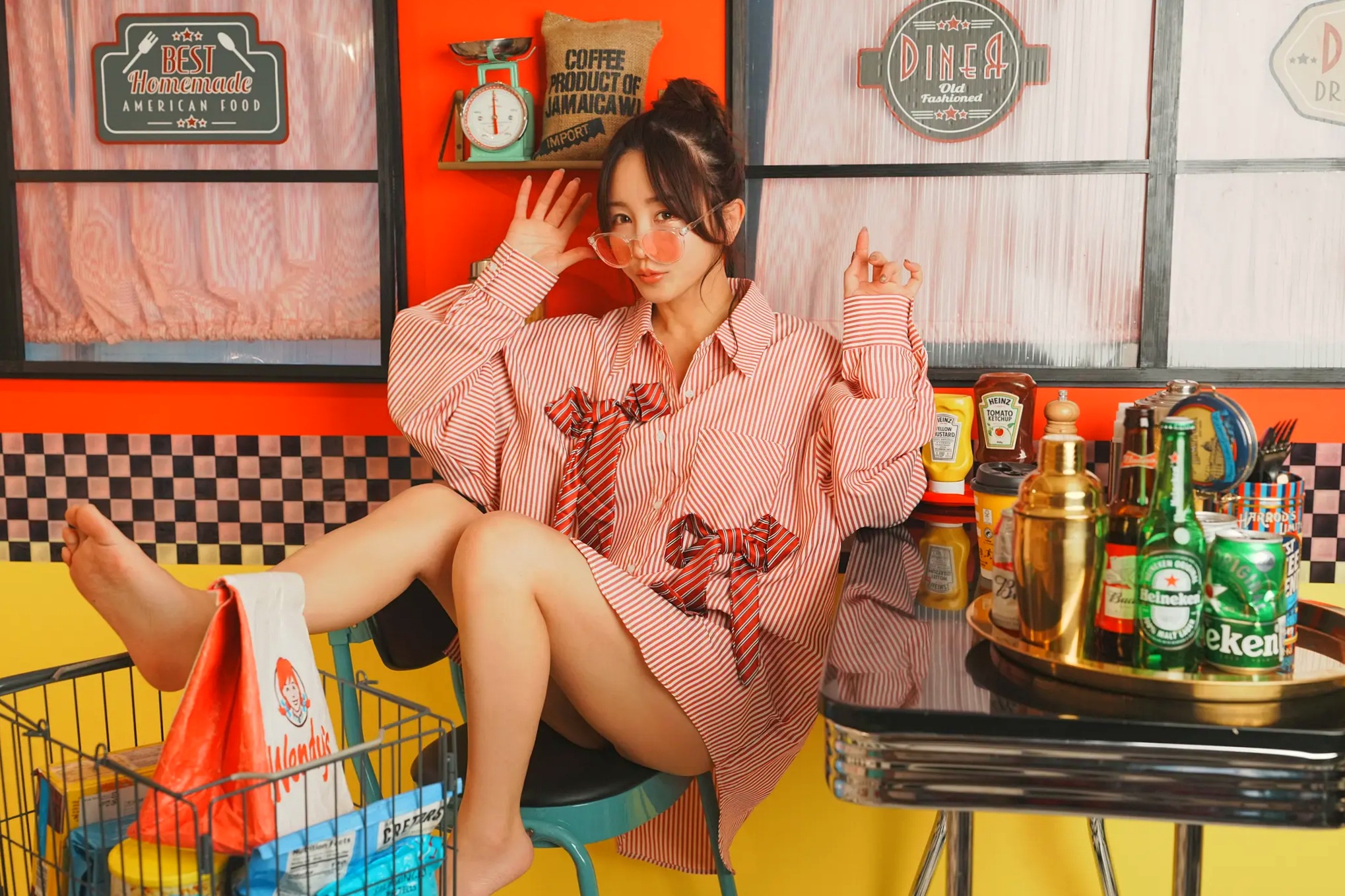 いくみ(Ikumi)美式复古Diner风写真:红白条纹衬衫领带演绎别样诱惑,清新俏皮与私房性感魅力全开