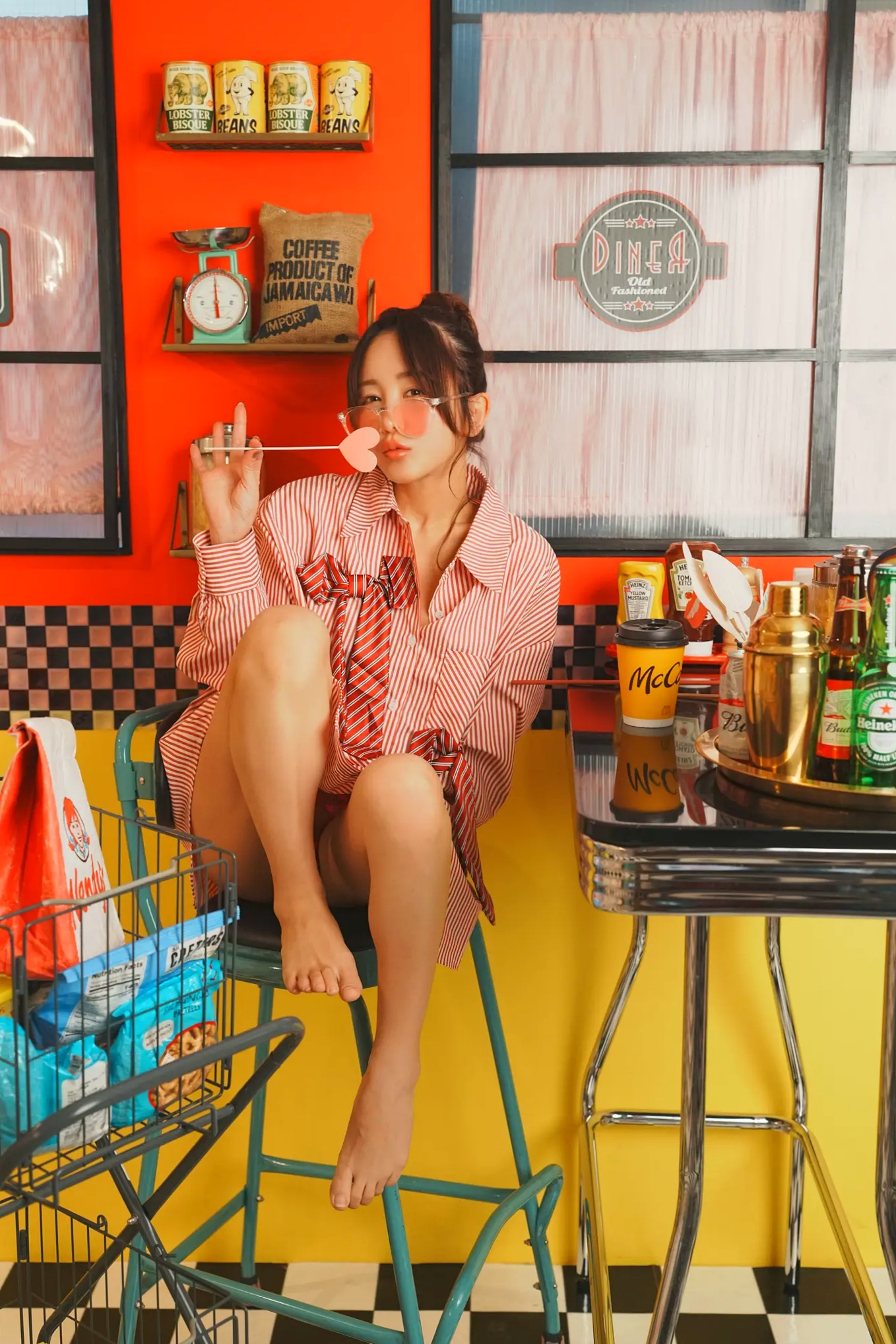 いくみ(Ikumi)美式复古Diner风写真:红白条纹衬衫领带演绎别样诱惑,清新俏皮与私房性感魅力全开