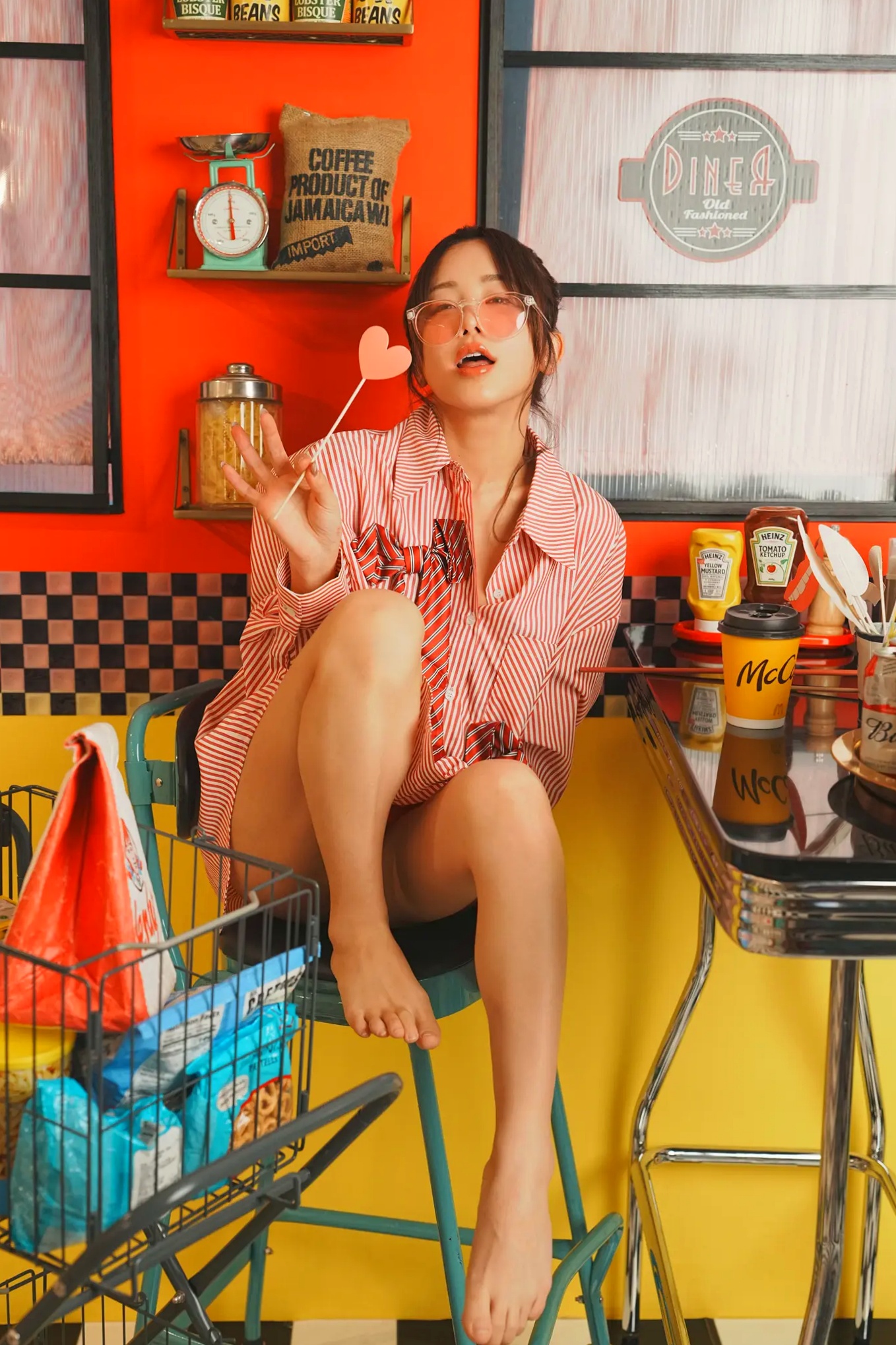 いくみ(Ikumi)美式复古Diner风写真:红白条纹衬衫领带演绎别样诱惑,清新俏皮与私房性感魅力全开