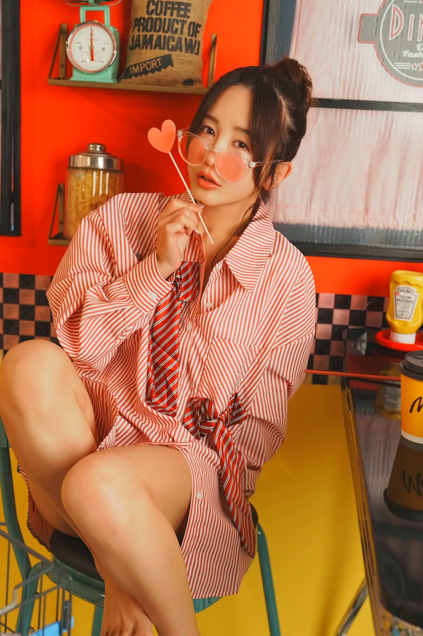 いくみ(Ikumi)美式复古Diner风写真:红白条纹衬衫领带演绎别样诱惑,清新俏皮与私房性感魅力全开