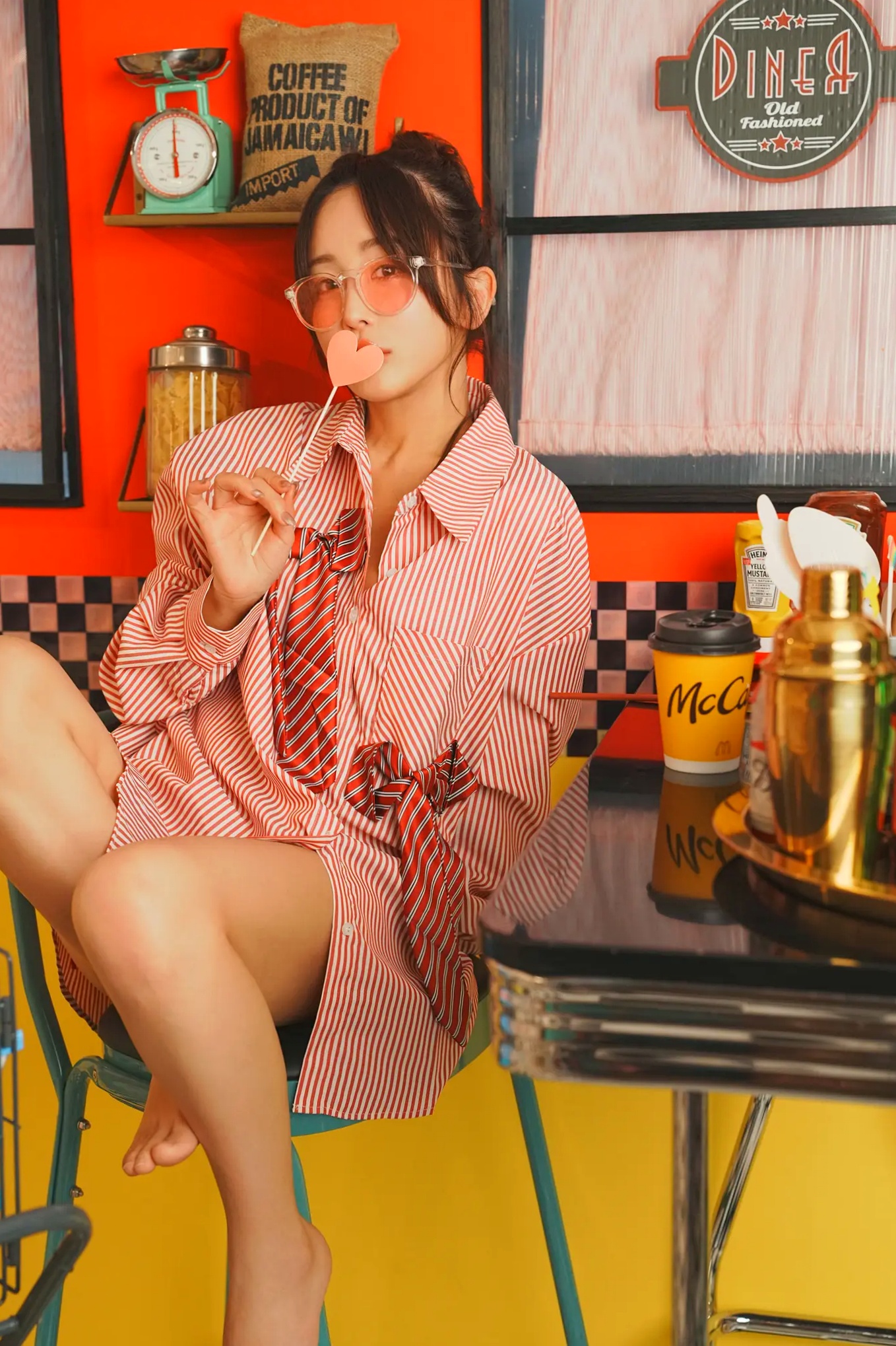 いくみ(Ikumi)美式复古Diner风写真:红白条纹衬衫领带演绎别样诱惑,清新俏皮与私房性感魅力全开