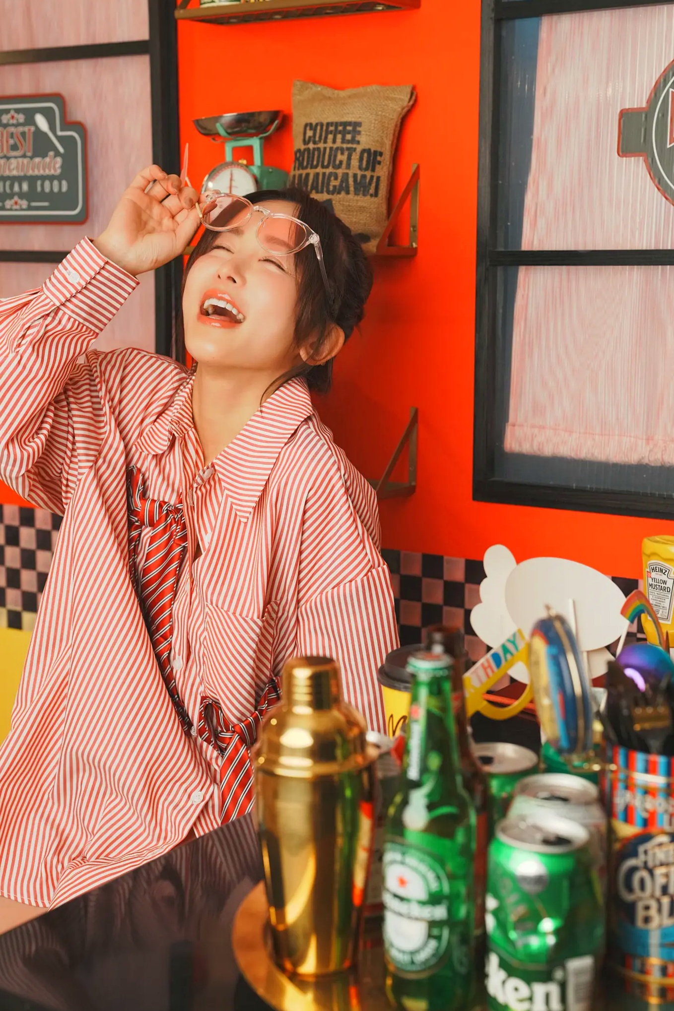 いくみ(Ikumi)美式复古Diner风写真:红白条纹衬衫领带演绎别样诱惑,清新俏皮与私房性感魅力全开
