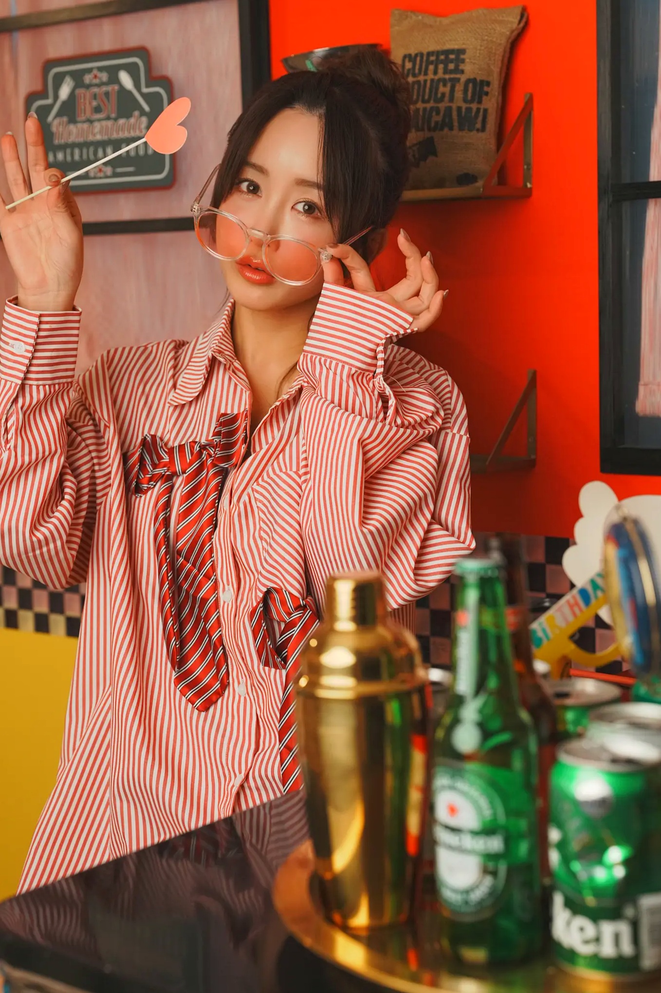 いくみ(Ikumi)美式复古Diner风写真:红白条纹衬衫领带演绎别样诱惑,清新俏皮与私房性感魅力全开