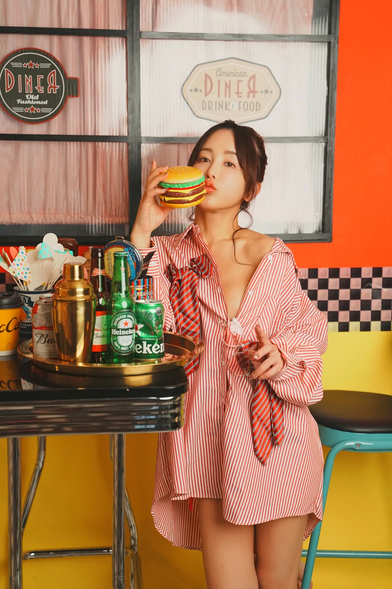 いくみ(Ikumi)美式复古Diner风写真:红白条纹衬衫领带演绎别样诱惑,清新俏皮与私房性感魅力全开
