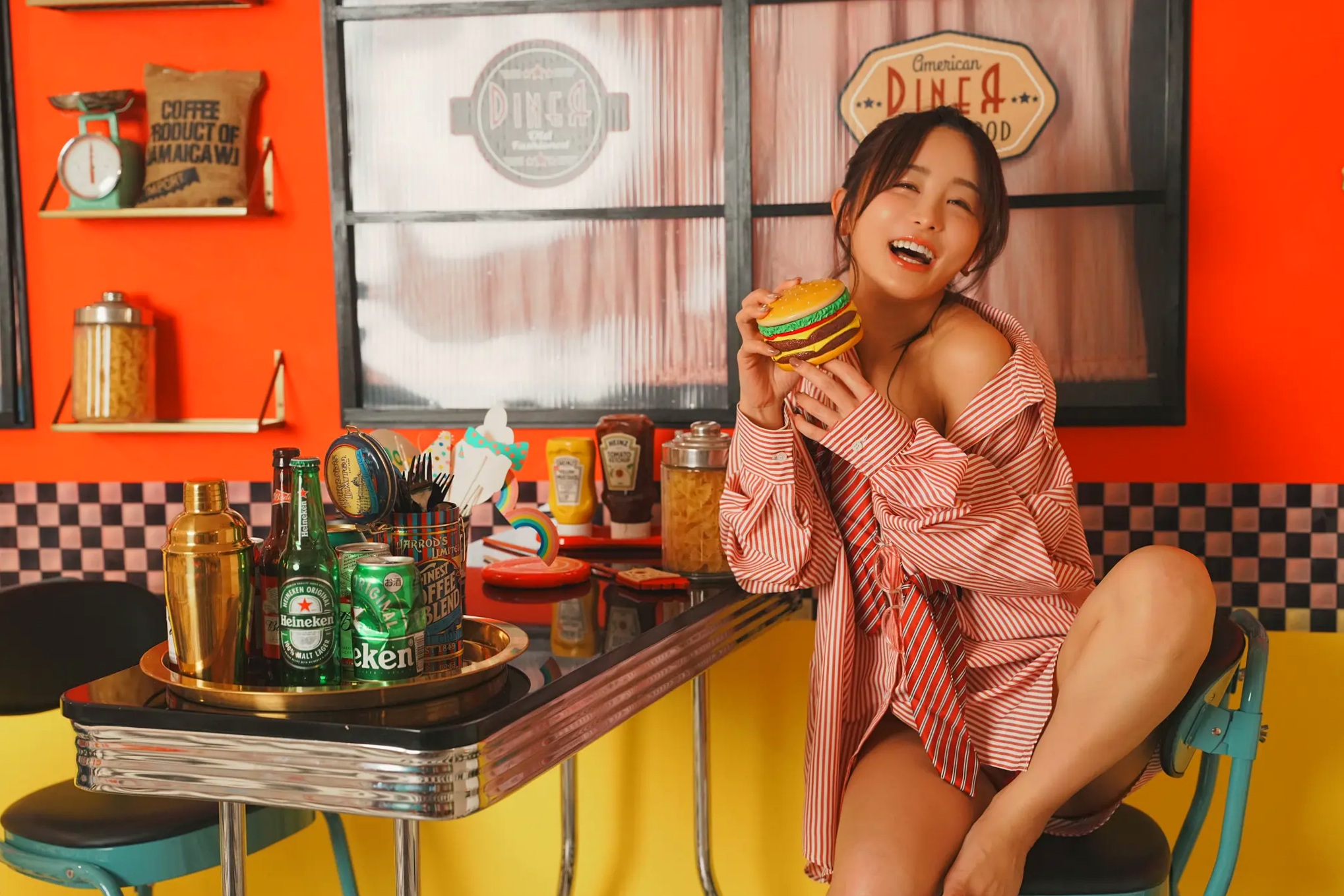 いくみ(Ikumi)美式复古Diner风写真:红白条纹衬衫领带演绎别样诱惑,清新俏皮与私房性感魅力全开