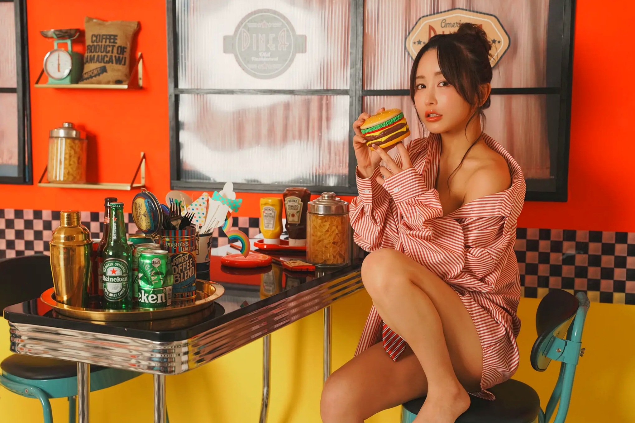 いくみ(Ikumi)美式复古Diner风写真:红白条纹衬衫领带演绎别样诱惑,清新俏皮与私房性感魅力全开