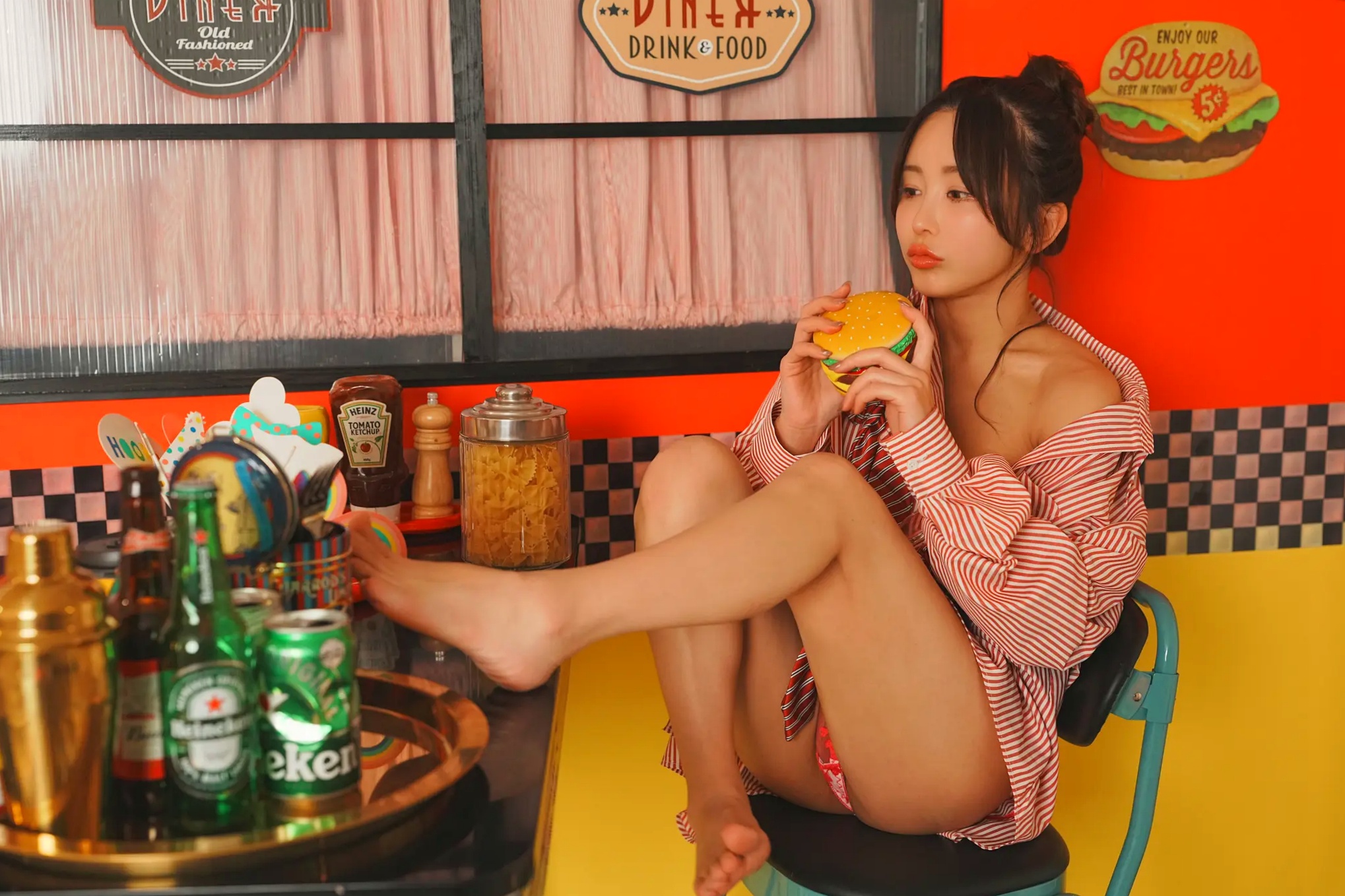 いくみ(Ikumi)美式复古Diner风写真:红白条纹衬衫领带演绎别样诱惑,清新俏皮与私房性感魅力全开