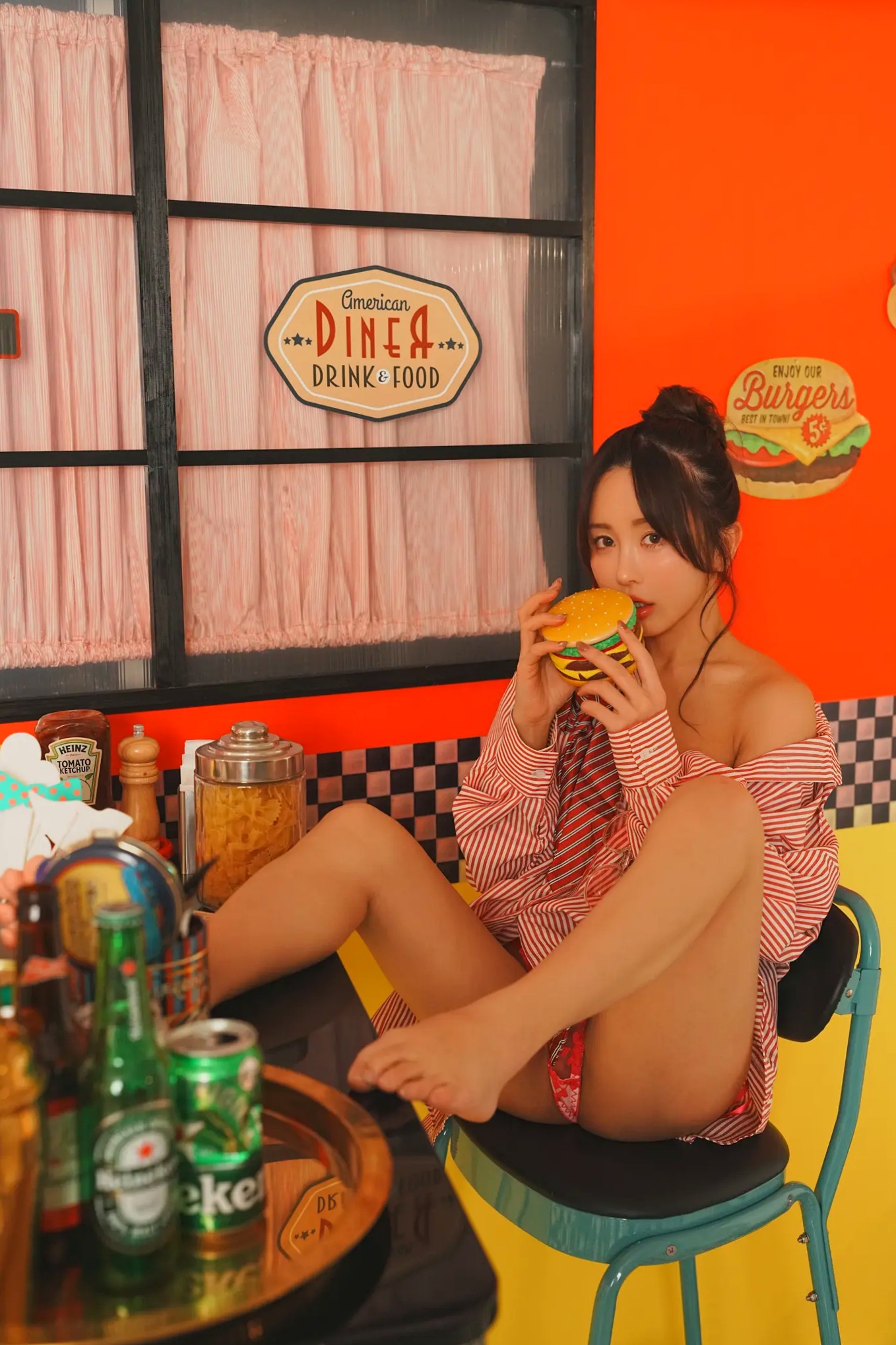 いくみ(Ikumi)美式复古Diner风写真:红白条纹衬衫领带演绎别样诱惑,清新俏皮与私房性感魅力全开