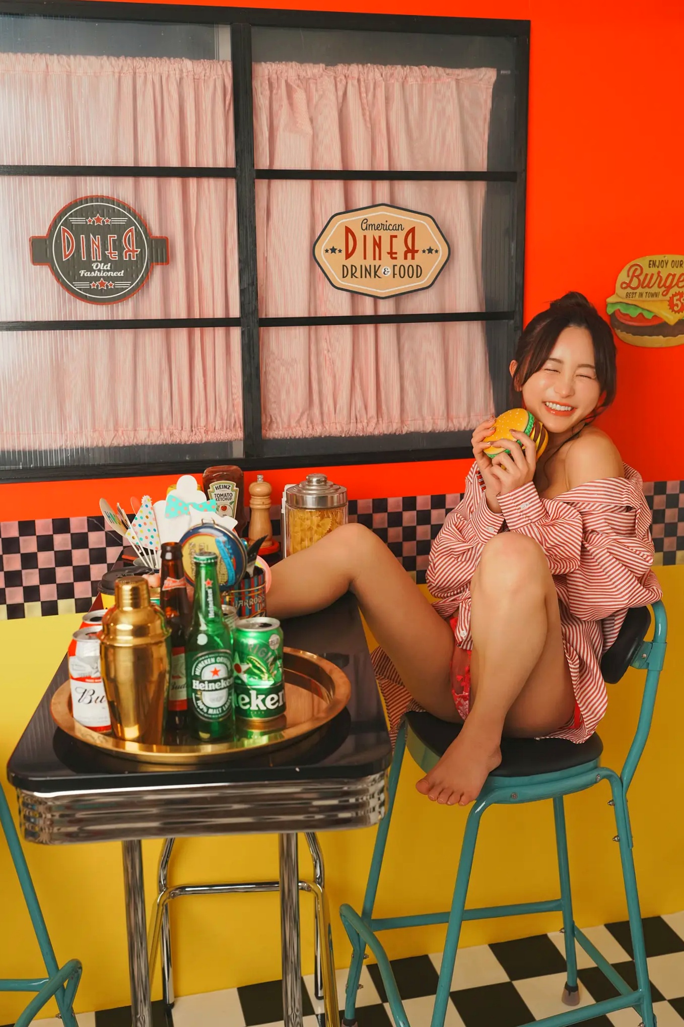 いくみ(Ikumi)美式复古Diner风写真:红白条纹衬衫领带演绎别样诱惑,清新俏皮与私房性感魅力全开