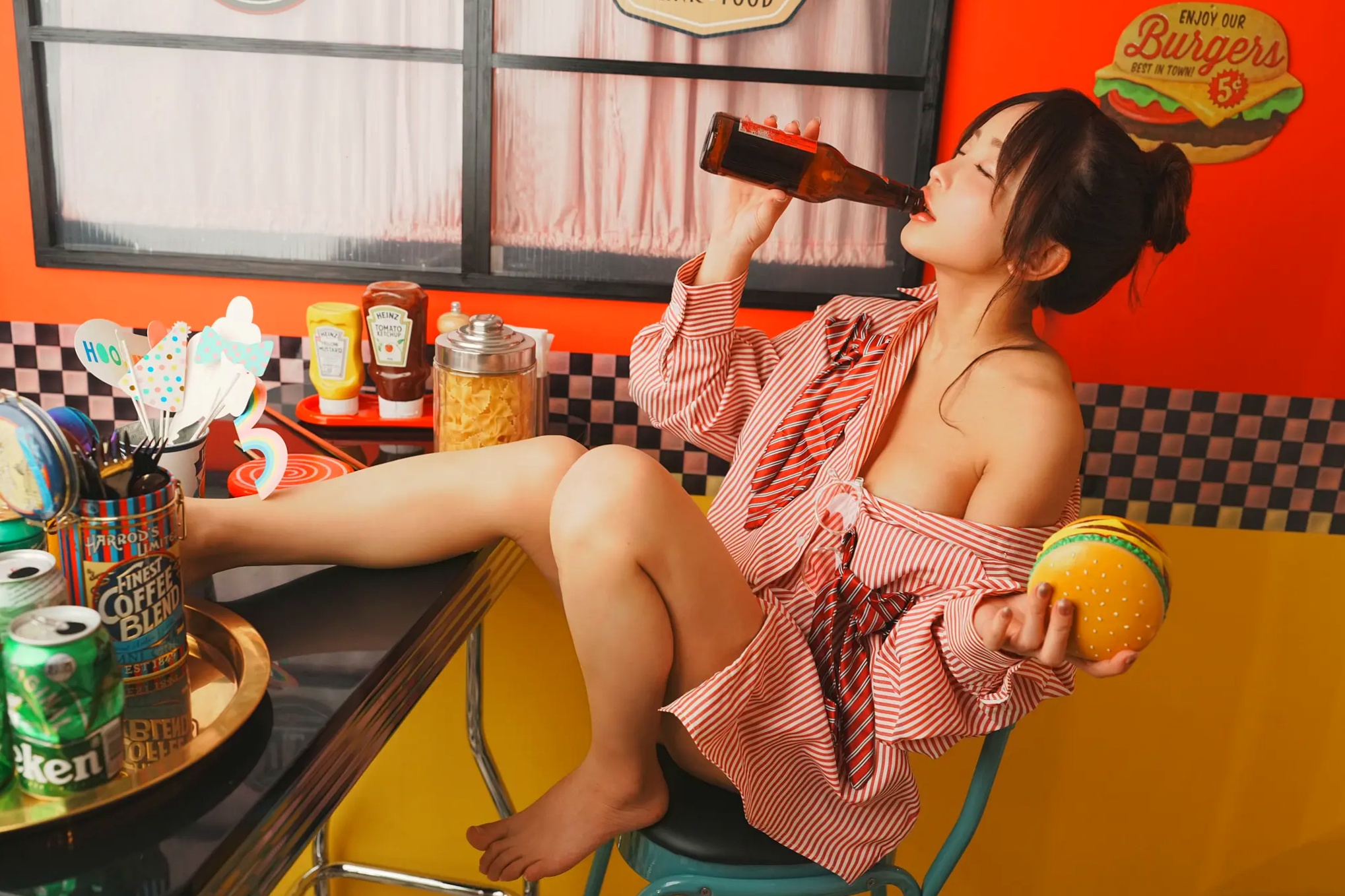 いくみ(Ikumi)美式复古Diner风写真:红白条纹衬衫领带演绎别样诱惑,清新俏皮与私房性感魅力全开