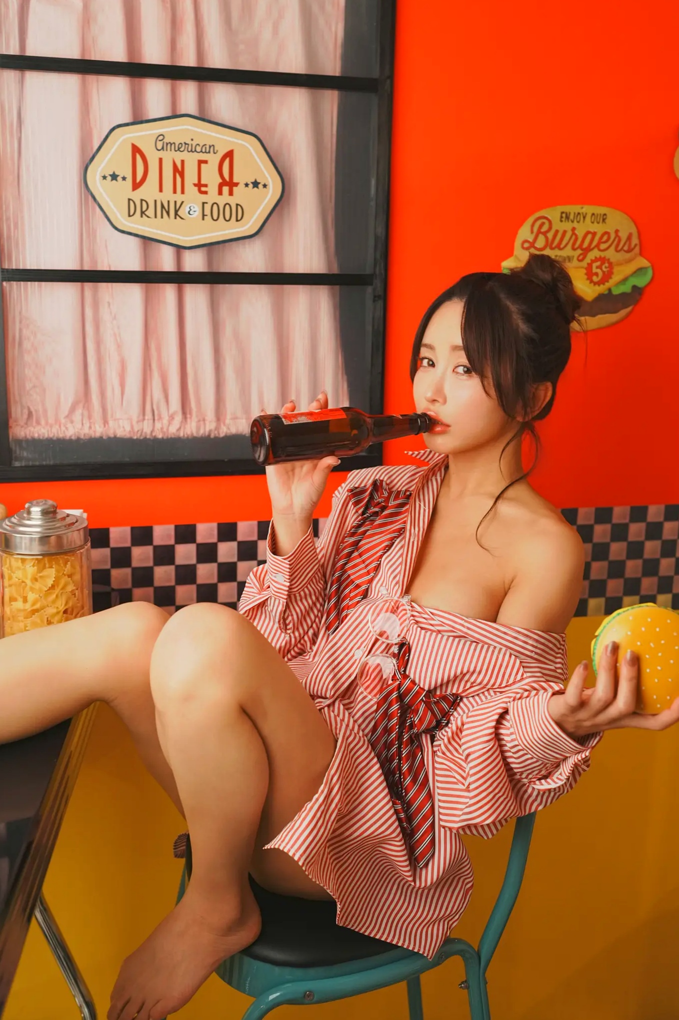 いくみ(Ikumi)美式复古Diner风写真:红白条纹衬衫领带演绎别样诱惑,清新俏皮与私房性感魅力全开