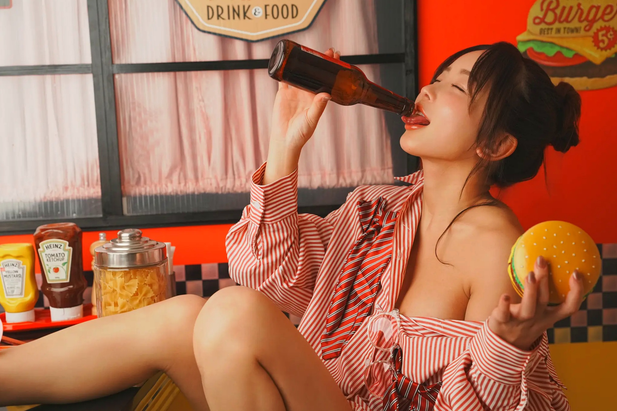 いくみ(Ikumi)美式复古Diner风写真:红白条纹衬衫领带演绎别样诱惑,清新俏皮与私房性感魅力全开