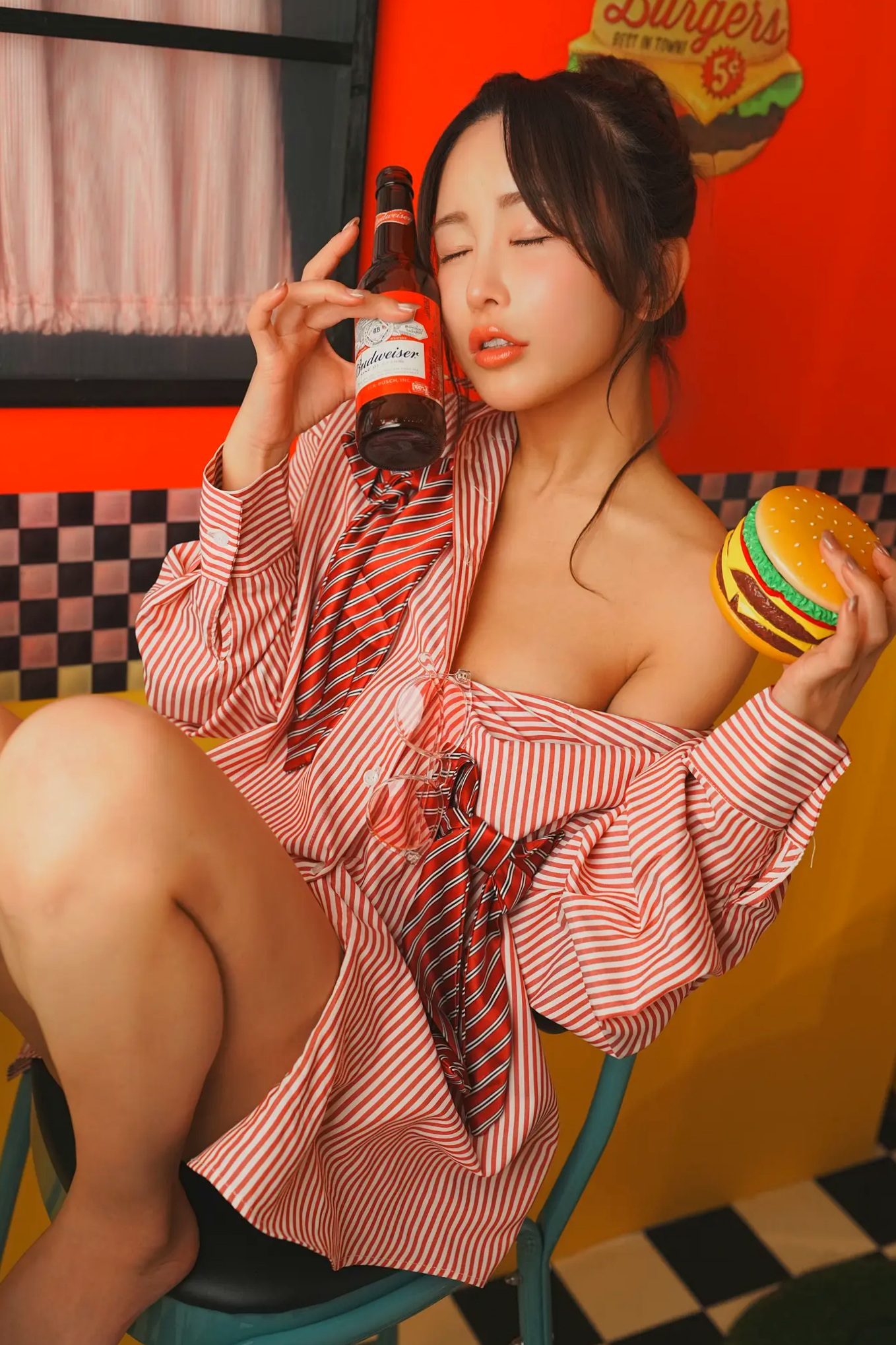 いくみ(Ikumi)美式复古Diner风写真:红白条纹衬衫领带演绎别样诱惑,清新俏皮与私房性感魅力全开