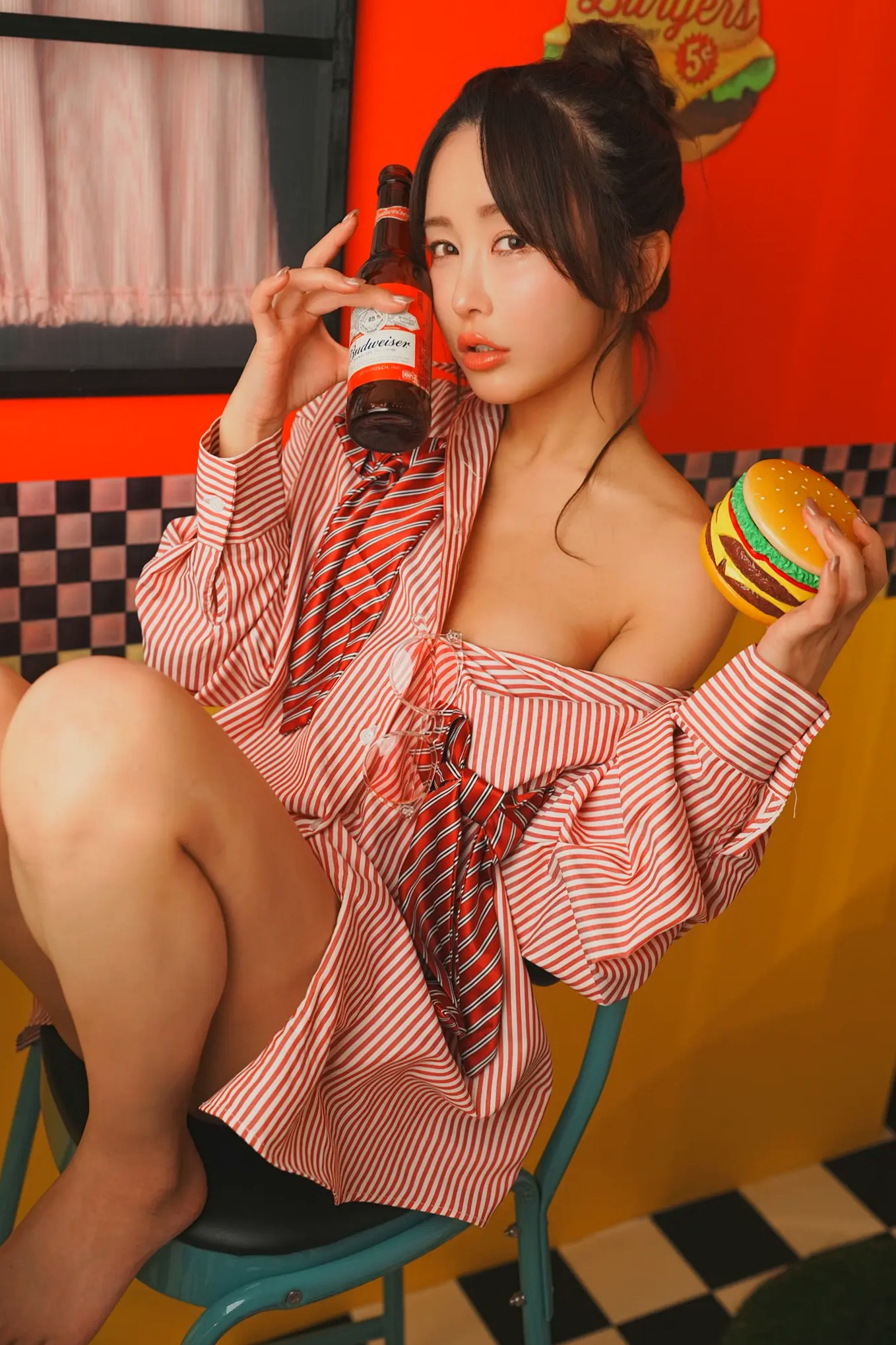 いくみ(Ikumi)美式复古Diner风写真:红白条纹衬衫领带演绎别样诱惑,清新俏皮与私房性感魅力全开