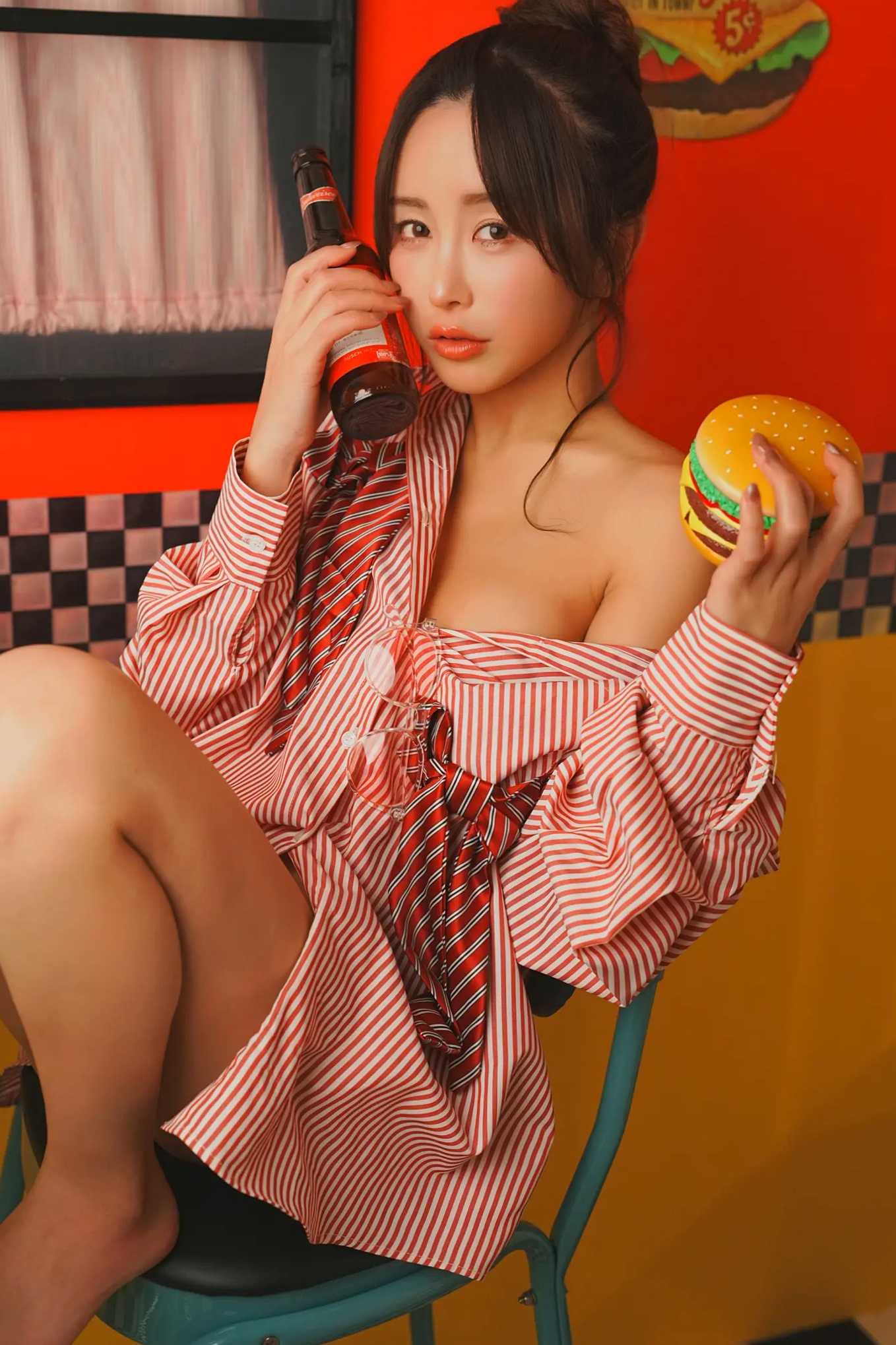 いくみ(Ikumi)美式复古Diner风写真:红白条纹衬衫领带演绎别样诱惑,清新俏皮与私房性感魅力全开