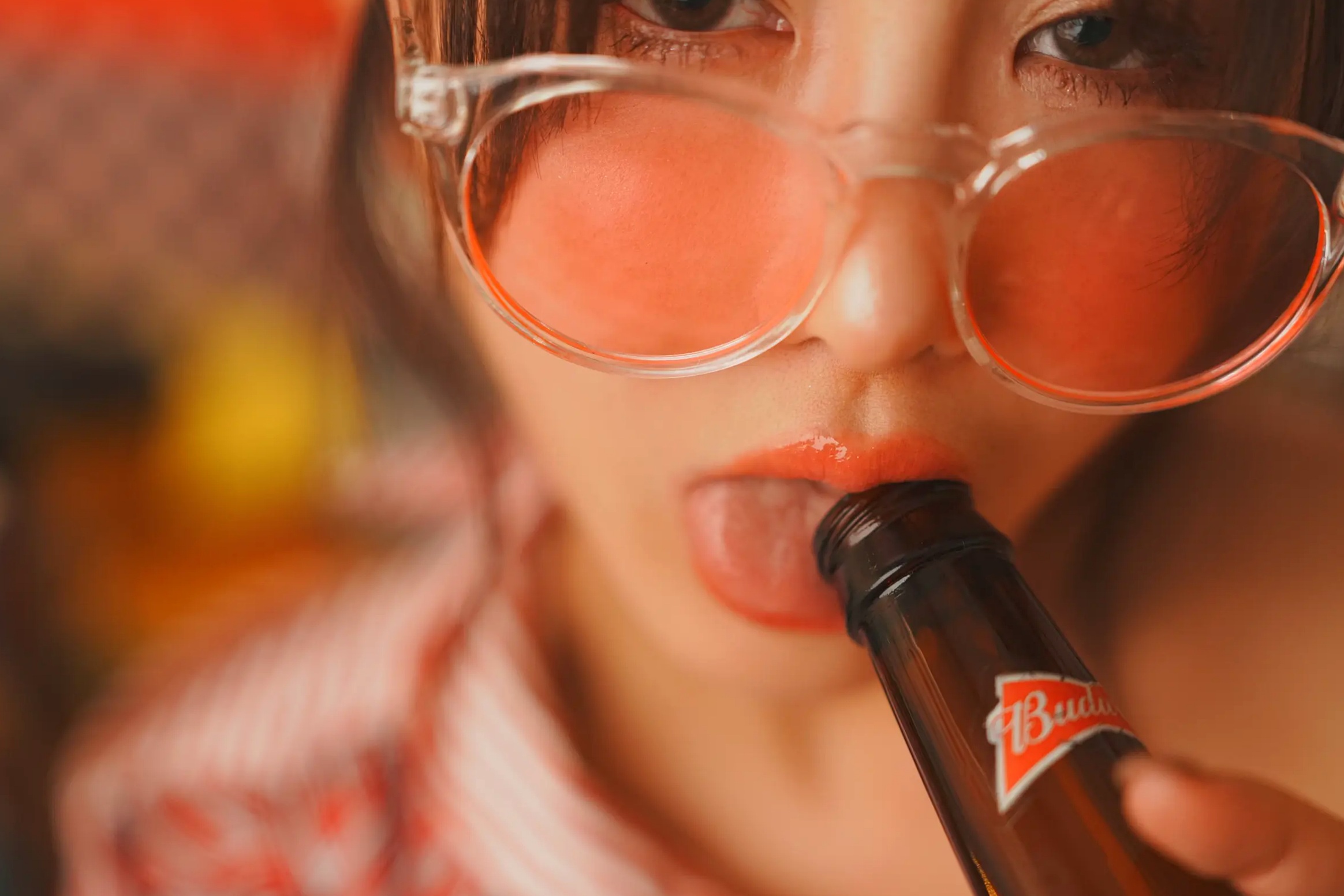 いくみ(Ikumi)美式复古Diner风写真:红白条纹衬衫领带演绎别样诱惑,清新俏皮与私房性感魅力全开