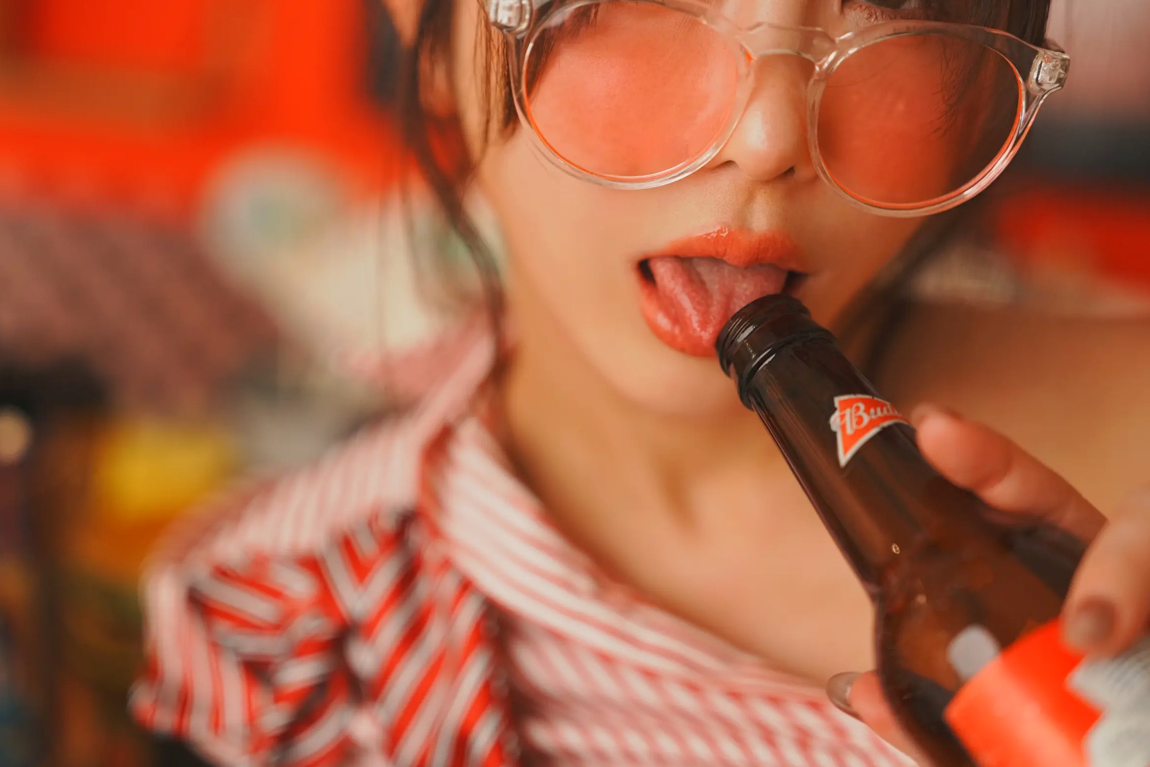 いくみ(Ikumi)美式复古Diner风写真:红白条纹衬衫领带演绎别样诱惑,清新俏皮与私房性感魅力全开