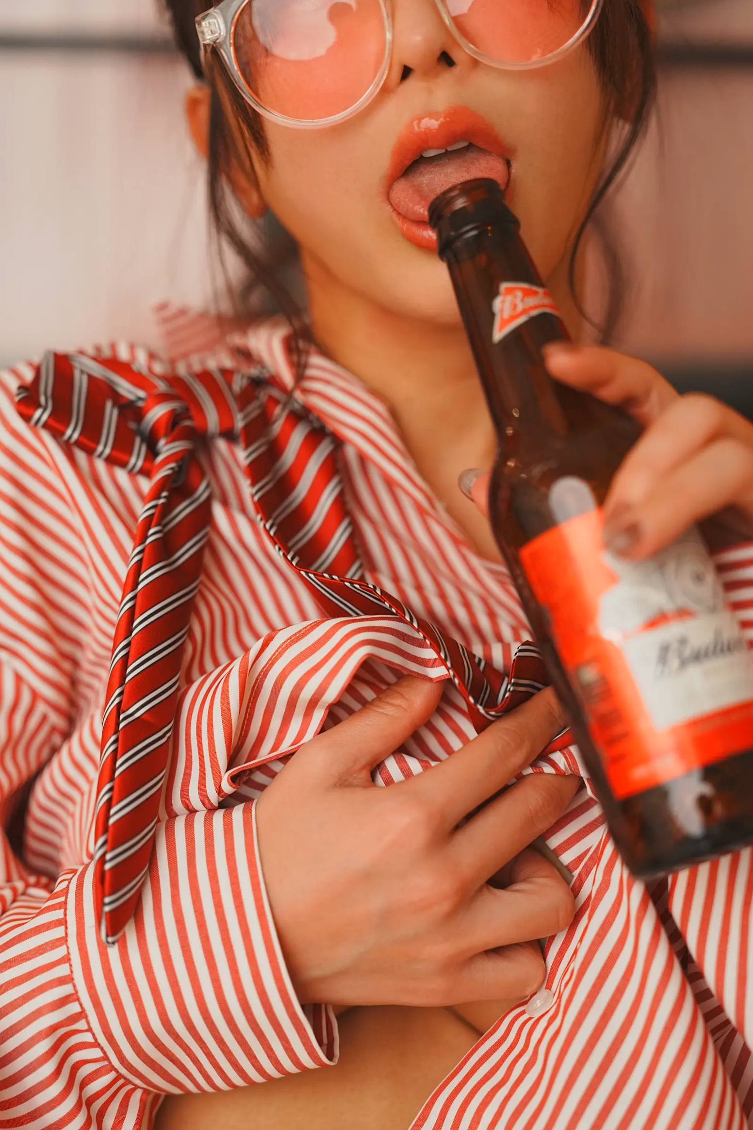 いくみ(Ikumi)美式复古Diner风写真:红白条纹衬衫领带演绎别样诱惑,清新俏皮与私房性感魅力全开