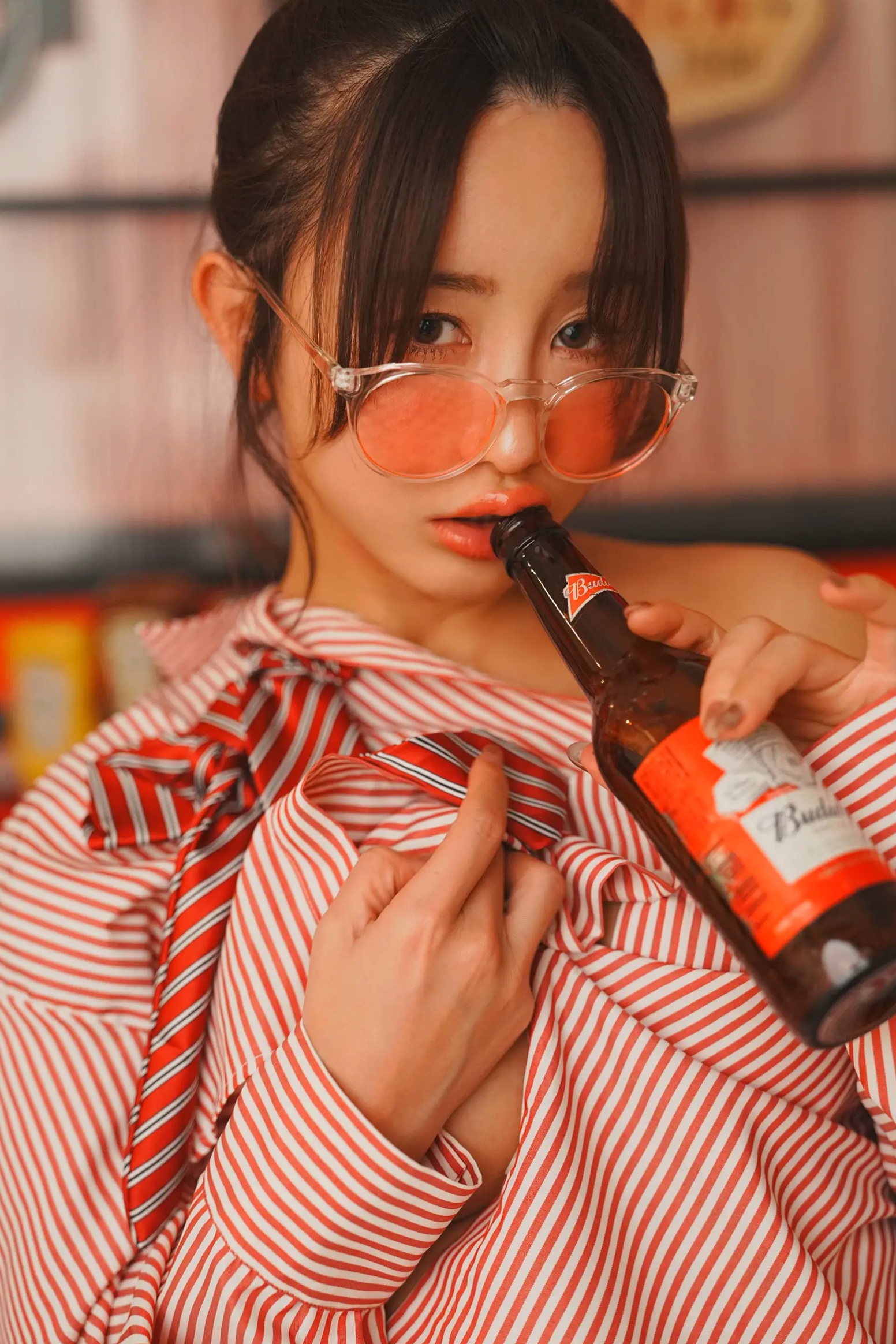 いくみ(Ikumi)美式复古Diner风写真:红白条纹衬衫领带演绎别样诱惑,清新俏皮与私房性感魅力全开